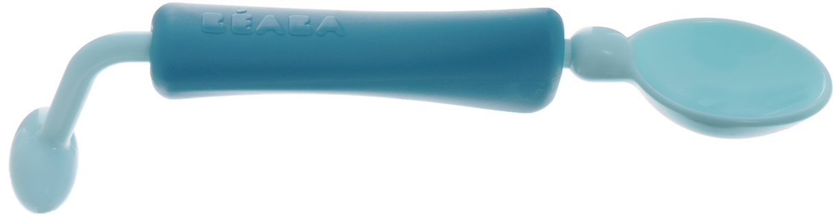 Beaba Ложка для кормления Training Spoon 360 цвет голубой913383_голубой Beaba Ложка для кормления Training Spoon 360 цвет голубой913383_голубойЛожка для кормления Beaba Training Spoon 360 имеет вращающуюся ручку, что является очень полезным качеством при кормлении малыша. При этом сама ложка остается в горизонтальном положении, даже если ребенок держит ложку неправильно. Поворотная рукоятка может быть заблокирована, если ваш ребенок уже научился уверенно держать ложку и не опрокидывать еду. Глубина ложки идеальна для густых жидкостей, таких как суп, пюре из фруктов. Ложка легко разбирается для удобства чистки.
