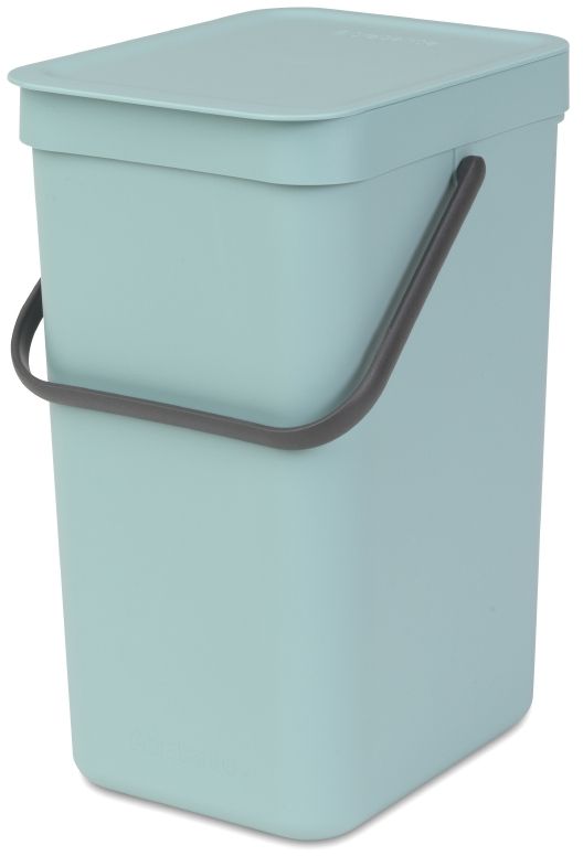 Ведро для мусора Brabantia Sort & Go, цвет: мятный, 12 л109744 Ведро для мусора Brabantia Sort & Go, цвет: мятный, 12 л109744Эти 12-литровые ведра можно использовать для раздельного сбора любых домашних отходов, например, бутылок, банок или пластиковой упаковки. Большая ручка и удобный захват снизу позволяют удобно освободить ведро от мусора. Идеальное решение для раздельного сбора домашних отходов. Может использоваться на полу или крепиться к стене – в комплект входит настенный держатель; Имеются идеально подходящие по размеру мешки Brabantia PerfectFit с завязками (размер C) – удобно устанавливаются в ведро; Имеются идеально подходящие по размеру биоразлагаемые мешки для компостируемых отходов (размер С) – удобно устанавливаются в ведро; Гарантия 10 лет.