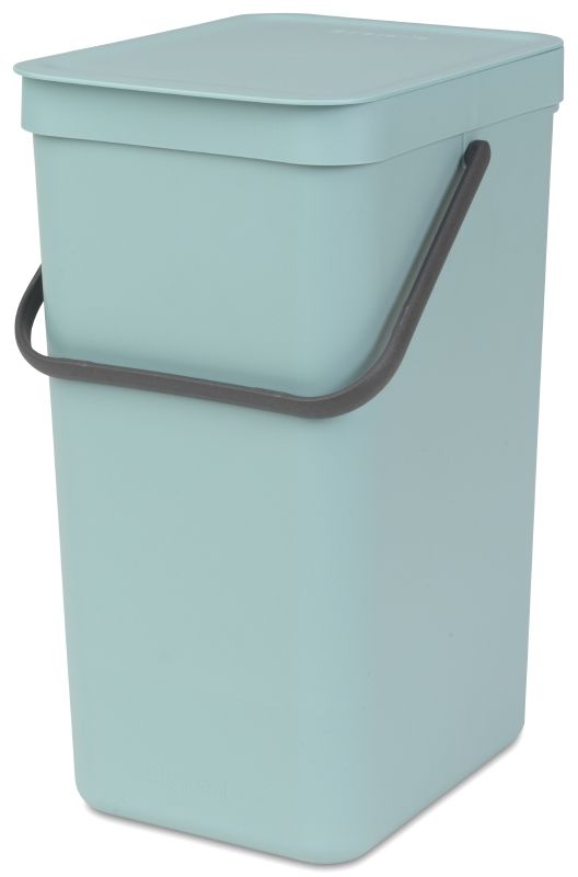Ведро для мусора Brabantia Sort & Go, цвет: мятный, 16 л109843 Ведро для мусора Brabantia Sort & Go, цвет: мятный, 16 л109843Эти 16-литровые ведра можно использовать для раздельного сбора любых домашних отходов, например, бутылок, банок или пластиковой упаковки. Большая ручка и удобный захват снизу позволяют удобно освободить ведро от мусора. Идеальное решение для раздельного сбора домашних отходов. Может использоваться на полу или крепиться к стене – в комплект входит настенный держатель; Имеются идеально подходящие по размеру мешки Brabantia PerfectFit с завязками (размер D) – удобно устанавливаются в ведро; Гарантия 10 лет