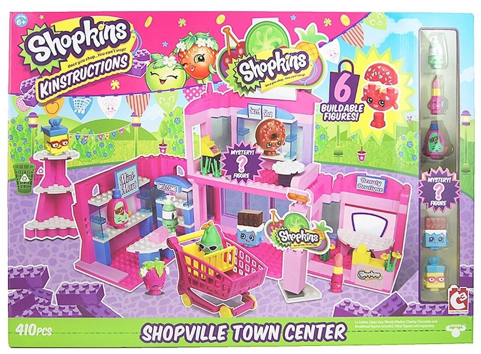 Shopkins Конструктор В городе Шопвилль37339ast37338 Shopkins Конструктор В городе Шопвилль37339ast37338Соберите конструктор «В городе Шопвиль» вместе с новым набором Shopkins Kinstructions, выпущенным американским брендом The Bridge Direct. Все детали набора стыкуются с элементами популярных конструкторов (Лего и других). @# Из деталей конструктора можно построить здание торгового центра с четырьмя отделами (холл, мини-маркет, кондитерская и бутик косметики), двумя отдельными стойками для выкладки продукции (на них можно разместить фигурки шопкинс) и прочей мебелью. В сет также входит корзина для покупок (она катается на колесиках). Колонна рекламной стойки под вывеской «Shopkins» крутится на постаменте вокруг своей оси. Окна, сделанные из прозрачного пластика, открываются и закрываются. @# В наборе шесть фигурок: Клубничка Кисс, Груша Пош, Шоколадка Чеки, помада Липпи Липс и Лосьон (La’Lotion), а также секретный шопкинс, который запакован в непрозрачный пакетик – вы сможете узнать, что это за герой, лишь вскрыв коробку с конструктором и отдельный пакет персонажа. Каждая фигурка...
