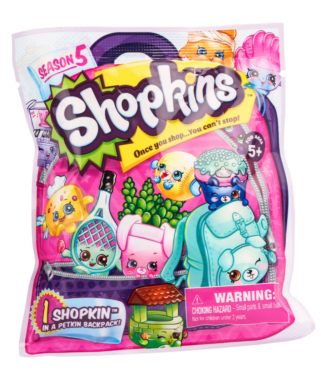 Shopkins Фигурка 5629056290 Shopkins Фигурка 5629056290Фольгированный пакетик с фигурками Shopkins - это настоящий сюрприз для каждой девочки-мечтательницы. Открыв яркую упаковку, на которой изображены знаменитые фигурки Shopkins, ваша малышка найдет одну из фигурок, рюкзачок и руководство коллекционера. Кто именно оказался в вашем пакетике, вам поможет разобраться руководство коллекционера, в котором подробно написано о каждом герое. Все фигурки коллекции выглядят очень жизнерадостными. Их добродушные мордашки с маленькими глазками и носиками, обязательно привлекут внимание ребенка. Игрушки настолько компактны, что всегда смогут составить компанию ребенку на прогулке или в любом путешествии.