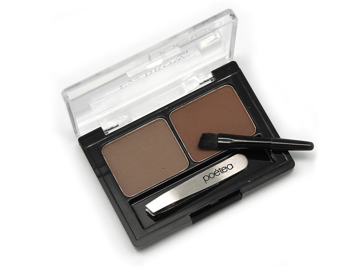 Poetea набор для бровей Eyebrow Sat, тон 91, 4 гр5391P Poetea набор для бровей Eyebrow Sat, тон 91, 4 гр5391PНабор предназначен для создания правильной формы, корректировки цвета и густоты бровей, а также для создания деликатного или дымчатого контура глаз. Пудрированные, пигментированные тени для бровей высокой стойкости двух оттенков. Более темный оттенок применяется для прорисовки контура, более светлый для прокрашивания участков, незаполненных волосками. Тени обладает лёгкой шелковистой текстурой, прекрасно растушевываются и выглядят абсолютно естественно. Смягчающие и кондиционирующие добавки разглаживают непослушные волоски. Фиксация формы бровей происходит за счет полимерных добавок, введенных в состав теней. Микроструктурные полимеры застывают при нанесении, образуя ровное, гладкое, дышащие покрытие, устойчивое к воздействию солнца, тепла и пота. Миниатюрный пинцет для экстренного удаления лишних волосков. Кисточка с заострённым, скошенным краем, позволяющая точно и аккуратно прорисовывать контур и растушевывать и цветную пудру.