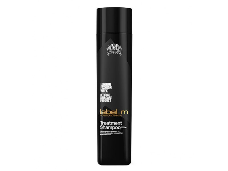 Label.m Шампунь Активный уход, 300 млLSTM0300 Label.m Шампунь Активный уход, 300 млLSTM0300Легкий ежедневный уход за окрашенными волосами и волосами после химической обработки. Протеины сои и овса укрепляют волосы, не перегружая их. Пантенол, биотин и аминокислоты пшеницы увлажняют и придают блеск. Эксклюзивный комплекс Enviroshield защищает волосы от термического воздействия во время укладки и от УФ лучей.