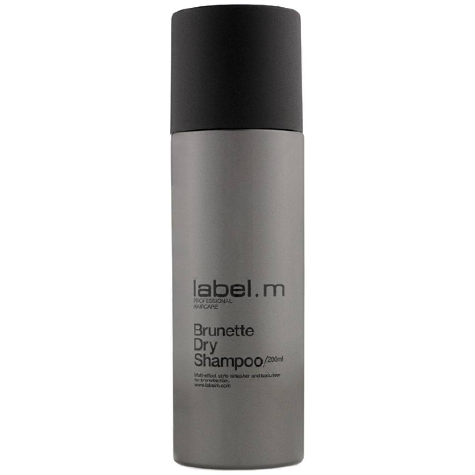 Label.m Сухой шампунь для брюнеток Dry Shampoo, 200 млLSBR0200* Label.m Сухой шампунь для брюнеток Dry Shampoo, 200 млLSBR0200*Label.M Dry Shampoo Сухой шампунь для брюнеток Этот уникальный шампунь является легким, порошковым аэрозолем, который позволит вам качественно освежить и обновить укладку волос, при этом не нужно будет мыть голову, это необходимо в тех случаях, когда у вас нет возможности помыть волосы. Это средство хорошо поможет создать сухую, матовую текстуру и объемность вашей прически. Сухой шампунь отлично подойдёт для постоянного применения и достижения наилучшей фиксации прически, а ещё помогает завить волосы, и хорошо увлажнить их. Повседневное применение шампуня от Лебел М позволит вашим волосам получать требуемую стимуляцию, они будут надёжно защищены от плохого влияния ультрафиолетовых лучей. Этот шампунь поможет вам в любой ситуации качественно ухаживать за волосами, при этом он позволит вам выполнить необходимую укладку.
