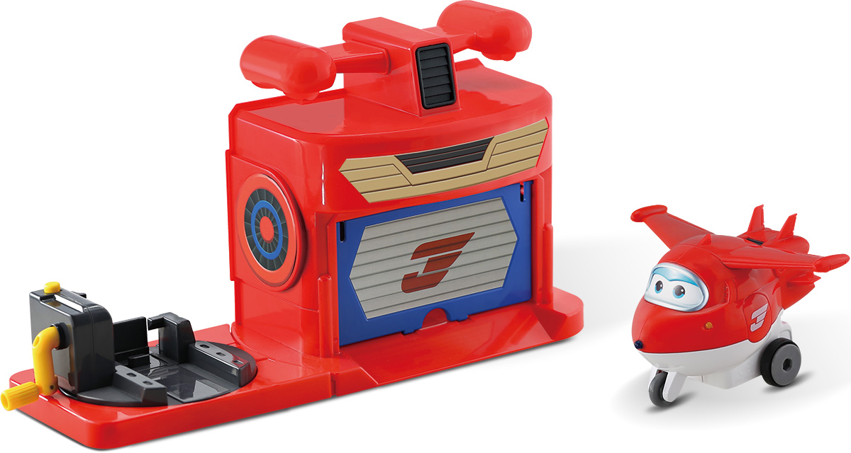 Super Wings Игровой набор Ангар ДжеттаYW710510 Super Wings Игровой набор Ангар ДжеттаYW710510Игровой набор Super Wings Ангар Джетта позволит вашему ребенку воссоздать любимые сюжеты из известного мультфильма Super Wings. Джетт - это смелый самолет, который не боится ответственности и трудных ситуаций, он должен вовремя доставлять почту. Игровой набор включает в себя гараж и другие аксессуары, которые необходимы веселому и подвижному Джетту. Самолетик оснащен инерционным механизмом и для того чтобы Джетт летал как можно быстрее для этого необходимо поместить самолет на стартовую позицию, поднять его повыше с помощью яркой ручки и нажать на специальную кнопку рядом. Нажатие рычага также активирует поднятие ворот, открывая путь для движения Джетта. Благодаря увлекательным играм с таким набором ваш ребенок значительно улучшит мелкую моторику рук и фантазию. А яркие насыщенные цвета благоприятно повлияют на цветовосприятии ребенка. Каждая деталь набора выполнена из высококлассного пластика, имеет сглаженные углы и оригинальный яркий дизайн.