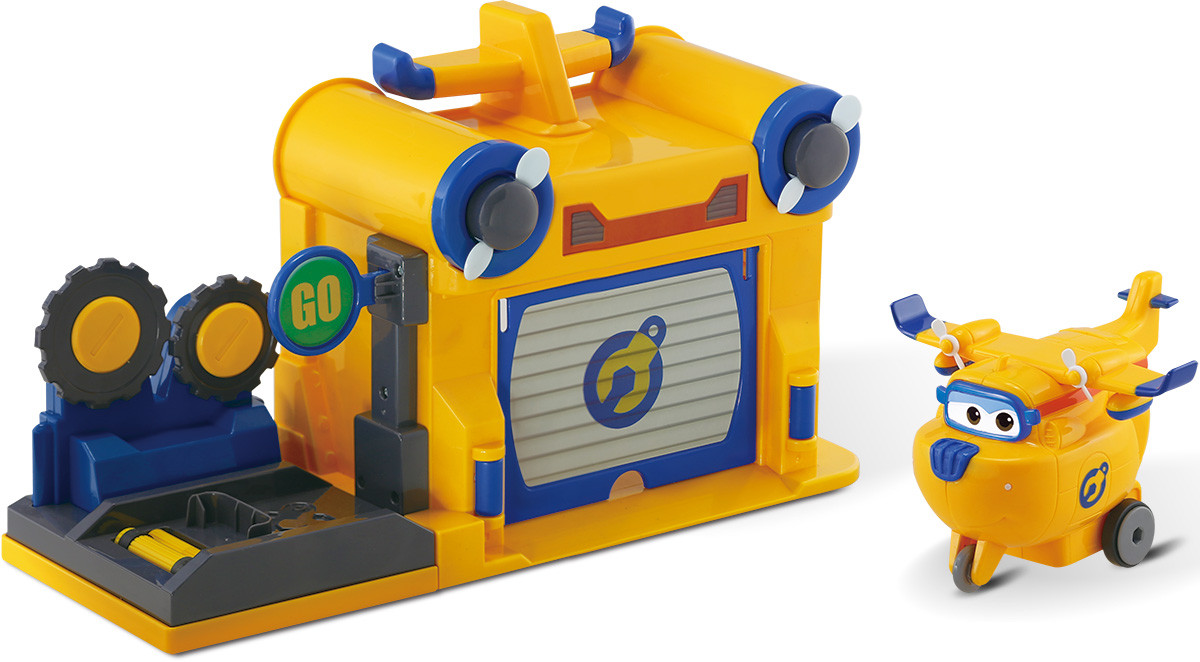 Super Wings Игровой набор Мастерская ДонниYW710520 Super Wings Игровой набор Мастерская ДонниYW710520Игровой набор Super Wings Мастерская Донни позволит вашему ребенку воссоздать любимые сюжеты из известного мультфильма Super Wings. Донни - это мастер на все руки, поэтому ему не обойтись без собственной мастерской со специальными инструментами для проведения ремонта. Самолетик оснащен инерционным механизмом и для того чтобы Донни летал как можно быстрее для этого необходимо поместить самолет на стартовую позицию, поднять его повыше с помощью яркой ручки и нажать на специальную кнопку рядом. Нажатие рычага также активирует поднятие ворот, открывая путь для движения Донни. Благодаря увлекательным играм с таким набором ваш ребенок значительно улучшит мелкую моторику рук и фантазию. А яркие насыщенные цвета благоприятно повлияют на цветовосприятии ребенка. Каждая деталь набора выполнена из высококлассного пластика, имеет сглаженные углы и оригинальный яркий дизайн.
