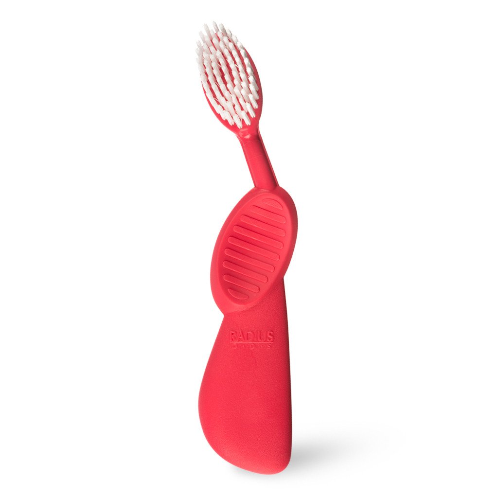 Radius, Зубная щетка для взрослых Scuba/ Toothbrush Scuba/ арбузная с белой щетиной для левшейR004839 Radius, Зубная щетка для взрослых Scuba/ Toothbrush Scuba/ арбузная с белой щетиной для левшейR004839в три раза больше очень тонких щетинок с широким овальным форматом, мягко массажирует десны. Изогнутая резиновая ручка поглощает избыточное давление чистки.Раздельное расположение щетинок, чтобы избежать эрозии зубов. Правосторонняя или левосторонняя эргономичная ручка обеспечивает рекомендованный стоматологами угол расположения щетки относительно зубов 45°. Широкий спектр – чистка зубов и массаж десен одновременно.