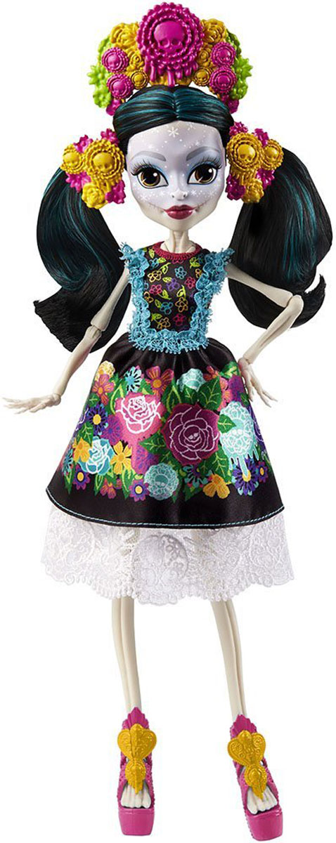 Monster High Кукла Скелита КалаверасDPH48 Monster High Кукла Скелита КалаверасDPH48Очередная героиня Монстер Хай - это эпатажная Скелита Калаверас, которая родилась в семье скелетов в далекой Мексике. Она очень гордится своими корнями и старается не терять связь с родными. Каждая юная девушка хочет быть стильной. Скелита старается сочетать в своей одежде черты современности и ее мексиканского прошлого. Друзья считают, что девочка помешана на вечеринках, а героиня не отрицает, что веселье и шумные тусовки уже давно стали ее второй стихией (после родной Мексики). Нередко она чувствует скорое наступление чего-то грандиозного, но не может сказать, когда это событие случится. Все тело куклы состоит из костей, что нормально для девочки-скелета. На лице Скелиты присутствует интересный узор. Эта героиня Школы Монстров утверждает, что она сама создает рисунки на лице. Особое внимание в создании художественных шедевров на своем теле она уделяет губам и глазам. Волосы у девочки черные с бирюзовыми прядями. На кукле темное сложное платье, состоящее из двух композиций -...