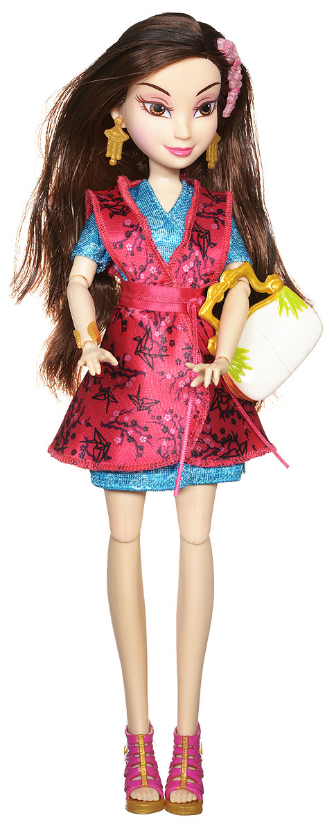 Disney Descendants Кукла ЛонниB3116_Лонни Disney Descendants Кукла ЛонниB3116_ЛонниКукла Descendants Лонни порадует вашу малышку и доставит ей много удовольствия от часов игры. Игрушка изготовлена из безопасного материала. Лонни - дочь Мулан и поэтому ее платье сочетает в себе европейскую классику и китайские традиции. Бордово-бирюзовое атласное платье с широким поясом, украшенное узором в виде бумажных журавликов, выглядит очень стильно. На ногах - высокие плетеные туфли. Длинные мягкие волосы куклы украшены веточкой сакуры. Руки и ноги куклы сгибаются, голова поворачивается. В комплекте с куклой также идет сумочка. Благодаря играм с куклой, ваша малышка сможет развить фантазию и любознательность, овладеть навыками общения и научиться ответственности. Порадуйте свою принцессу таким прекрасным подарком!