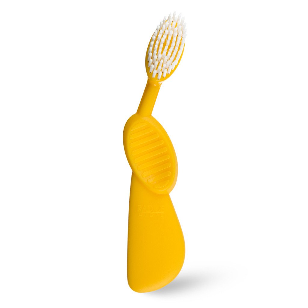 Radius, Зубная щетка для взрослых Scuba/ Toothbrush Scuba/ желтая с белой щетиной для правшейR004921 Radius, Зубная щетка для взрослых Scuba/ Toothbrush Scuba/ желтая с белой щетиной для правшейR004921в три раза больше очень тонких щетинок с широким овальным форматом, мягко массажирует десны. Изогнутая резиновая ручка поглощает избыточное давление чистки.Раздельное расположение щетинок, чтобы избежать эрозии зубов. Правосторонняя или левосторонняя эргономичная ручка обеспечивает рекомендованный стоматологами угол расположения щетки относительно зубов 45°. Широкий спектр – чистка зубов и массаж десен одновременно.