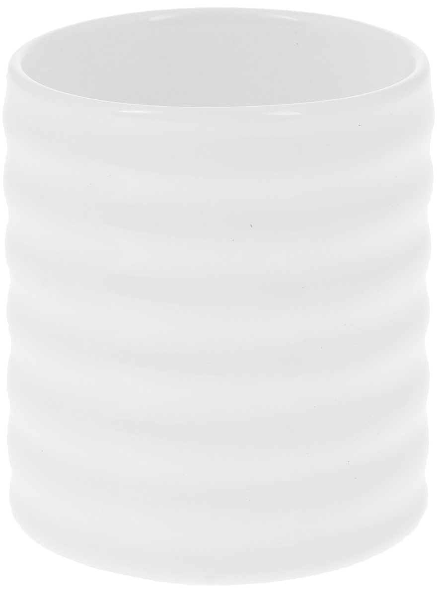 Кружка Wilmax, 200 мл. WL-993019 / AWL-993019 / A Кружка Wilmax, 200 мл. WL-993019 / AWL-993019 / AКружка Wilmax изготовлена из высококачественного фарфора, покрытого глазурью, и оформлена рельефом. Материал легкий, тонкий, свет без труда проникает сквозь изделие. Посуда имеет роскошную белизну, гладкость и блеск достигаются за счет особой рецептуры глазури. Изделие обладает низкой водопоглощаемостью, высокой термостойкостью и ударопрочностью, а также экологичностью. Посуда долговечна и рассчитана на постоянное интенсивное использование. Гладкая непористая поверхность исключает проникновение бактерий, изделие не будет впитывать посторонние запахи и сохранит первоначальный цвет. Такая кружка пригодится в любом хозяйстве, она функциональная, практичная и легкая в уходе. Диаметр (по верхнему краю): 7 см. Высота стенки: 8,5 см.