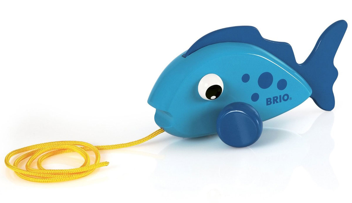 Brio Игрушка-каталка Рыбка30207 Brio Игрушка-каталка Рыбка30207Игрушка-каталка Brio Рыбка непременно понравится вашему малышу и подойдет для игр, как дома, так и на свежем воздухе. Игрушка выполнена из высококачественного дерева с использованием нетоксичных красок в виде рыбки. Благодаря текстильному шнурку и двум колесикам малыш сможет катать игрушку. Во время движения создается эффект плавания рыбы. Края игрушки закруглены, чтобы избежать вероятности травмирования. Игрушка-каталка Brio Рыбка развивает пространственное мышление, цветовое восприятие, тактильные ощущения, ловкость и координацию движений.