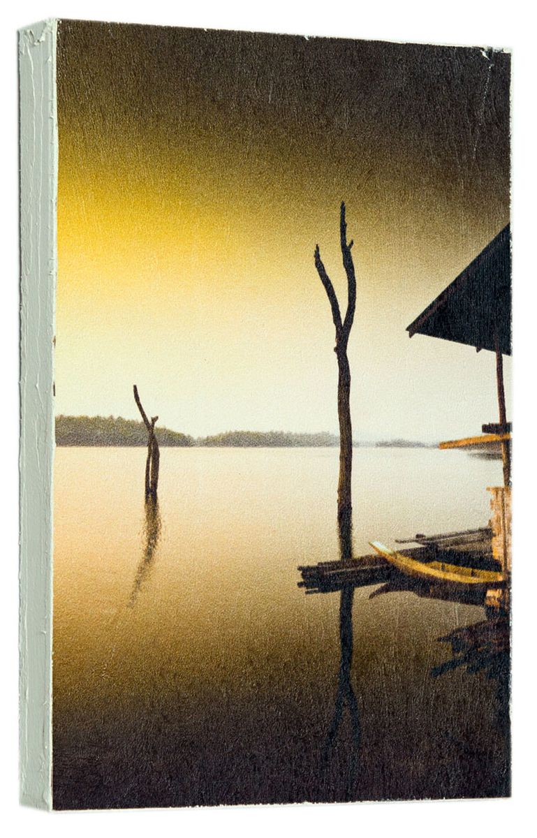 Картина Mister Poster Вечер на реке, 14,5 х 22 см0231-15-22 Картина Mister Poster Вечер на реке, 14,5 х 22 см0231-15-22Картина Mister Poster - это высококачественная репродукция на деревянной раме. Лицевая поверхность имитирует штукатурку или натуральный холст, края окрашены вручную специальным декоративным составом. Современные технологии, уникальное оборудование и оригинальные чернила, используемые при изготовлении, делают постер устойчивым к выцветанию, а также гарантируют стойкость к воздействию негативных внешних факторов. Интерьер дома и офиса, в котором находится человек, в значительной степени влияет на его настроение и работоспособность. Правильное оформление интерьера создает благоприятный психологический климат, улучшает настроение и мотивирует. Добавьте «красок» в ваш интерьер и, возможно, в вашу жизнь.