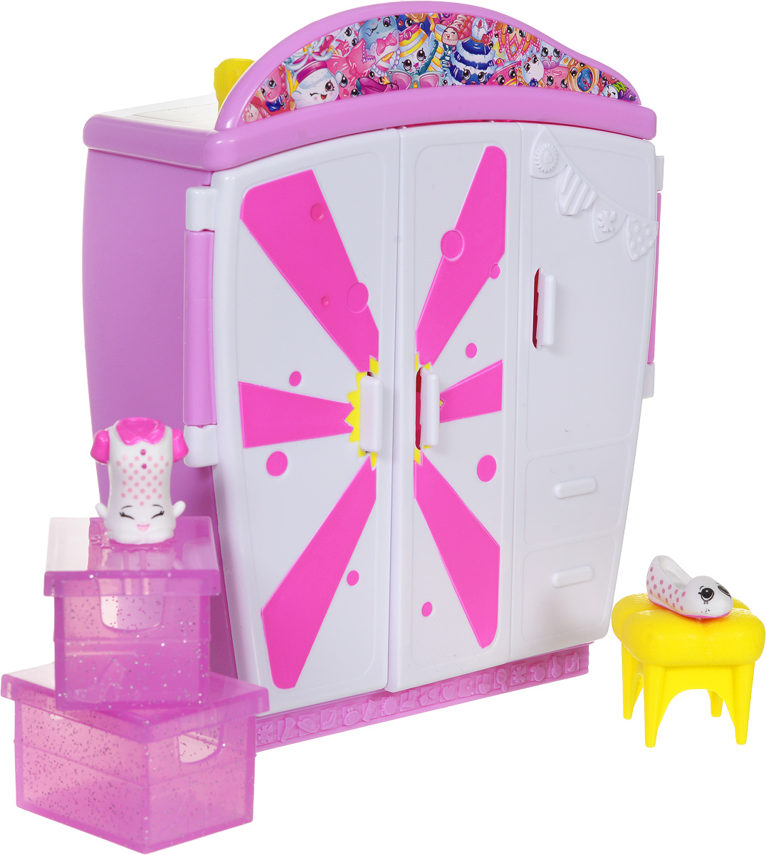 Shopkins Игровой набор Модный гардероб56298 Shopkins Игровой набор Модный гардероб56298Игровой набор Shopkins Модный гардероб принесет массу положительных эмоций любительницам Shopkins. В комплект входят шкаф-гардероб и шесть Shopkins. Яркий дизайн и веселые фигурки в виде обуви и элементов одежды не смогут остаться без внимания ребенка. Розовый гардероб с белыми дверцами имеет нестандартную округлую форму. Сверху фасад украшен разноцветными изображениями веселых фигурок Shopkins. Внутреннее наполнение шкафа просто восхитительно. Желтые вешалки предназначены для одежды. В розовые и фиолетовые с блестками выдвижные ящики, можно положить различные мелочи. На одной из дверей находится зеркало. Каждая фигурка найдет в этом замечательном шкафу свою полочку. Также прилагается желтый пуфик, где фигурки смогут отдохнуть.