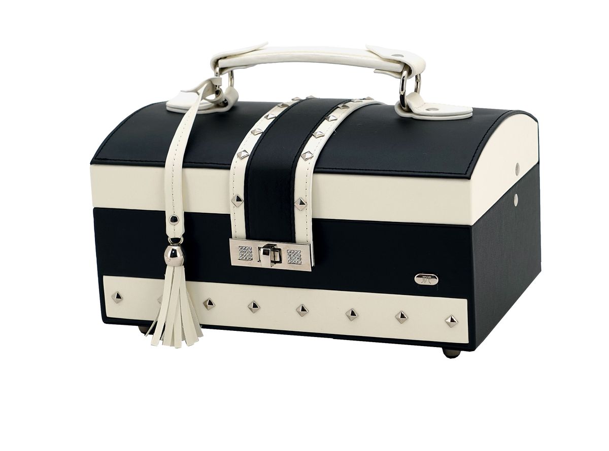 Шкатулка для украшений Jardin DEte, цвет: черный, белый. P6209RP6209R Шкатулка для украшений Jardin DEte, цвет: черный, белый. P6209RP6209RОдним из необходимых аксессуаров на туалетном столике любой женщины являются шкатулки для украшений. Шкатулки JARDIN DETE — идеальны для хранения драгоценностей, а также других мелких вещей .Современные формы, дизайн, отделка, разнообразие цветовых решений не оставят равнодушной ни одну модницу. Коллекция шкатулок для ювелирных украшений включает в себя более двадцати моделей, представленных в различных цветовых решениях. Особенности: 2 отделения с секциями и держателями для колец, выдвижной ящичек (2 секции), зеркало.