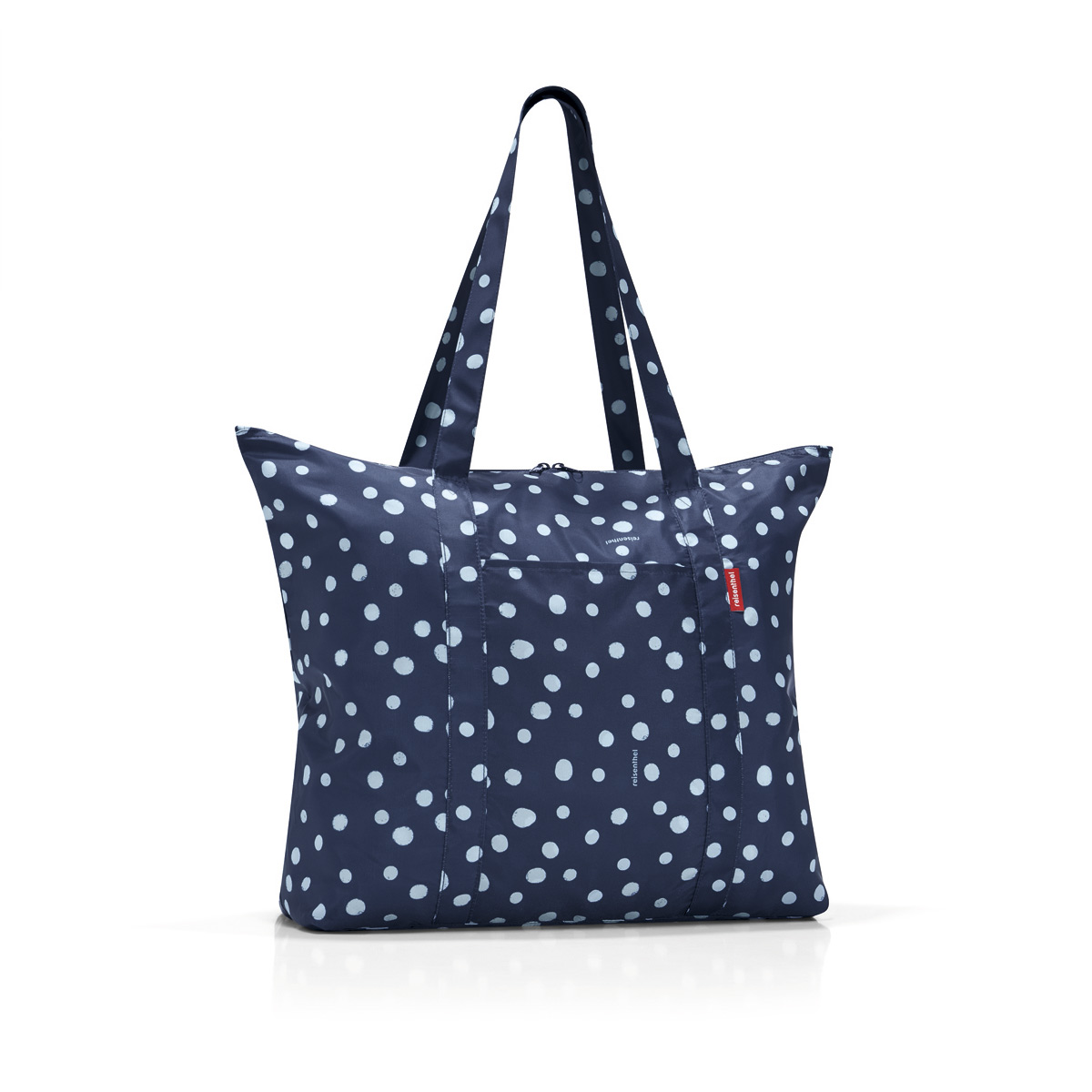 Сумка складная женская Reisenthel Mini maxi travelshopper spots navy, цвет: синий. AE4044AE4044 Сумка складная женская Reisenthel Mini maxi travelshopper spots navy, цвет: синий. AE4044AE4044Идеальный компаньон для путешествий, ведь из поездки мы всегда возвращаемся со множеством сувениров и покупок. Так что еще одна сумка пригодится. Она легко складывается в маленький чехол, которые можно взять с собой в сумке или рюкзаке. Так же можно использовать для похода за продуктами. Внутренний объем сумки - 25 литров. Есть просторный внешний карман для мелочей.