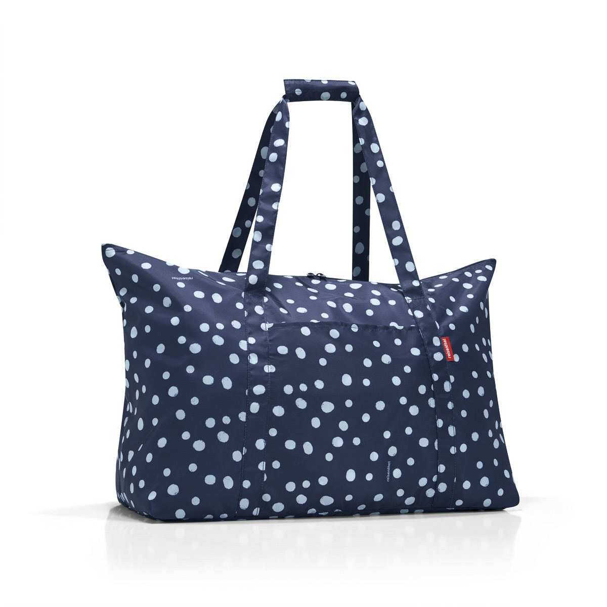Сумка-шоппер женская Reisenthel Mini maxi travelbag spots navy, цвет: синий. AG4044AG4044 Сумка-шоппер женская Reisenthel Mini maxi travelbag spots navy, цвет: синий. AG4044AG4044Идеальный компаньон для путешествий, ведь из поездки мы всегда возвращаемся со множеством сувениров и покупок. Так что еще одна сумка пригодится. Она легко складывается в маленький чехол, которые можно взять с собой в сумке или рюкзаке. Так же можно использовать для похода за продуктами. Внутренний объем сумки - 30 литров. Есть внешний кармашек для мелочей. Для удобства ручки сумки можно соединить между собой.