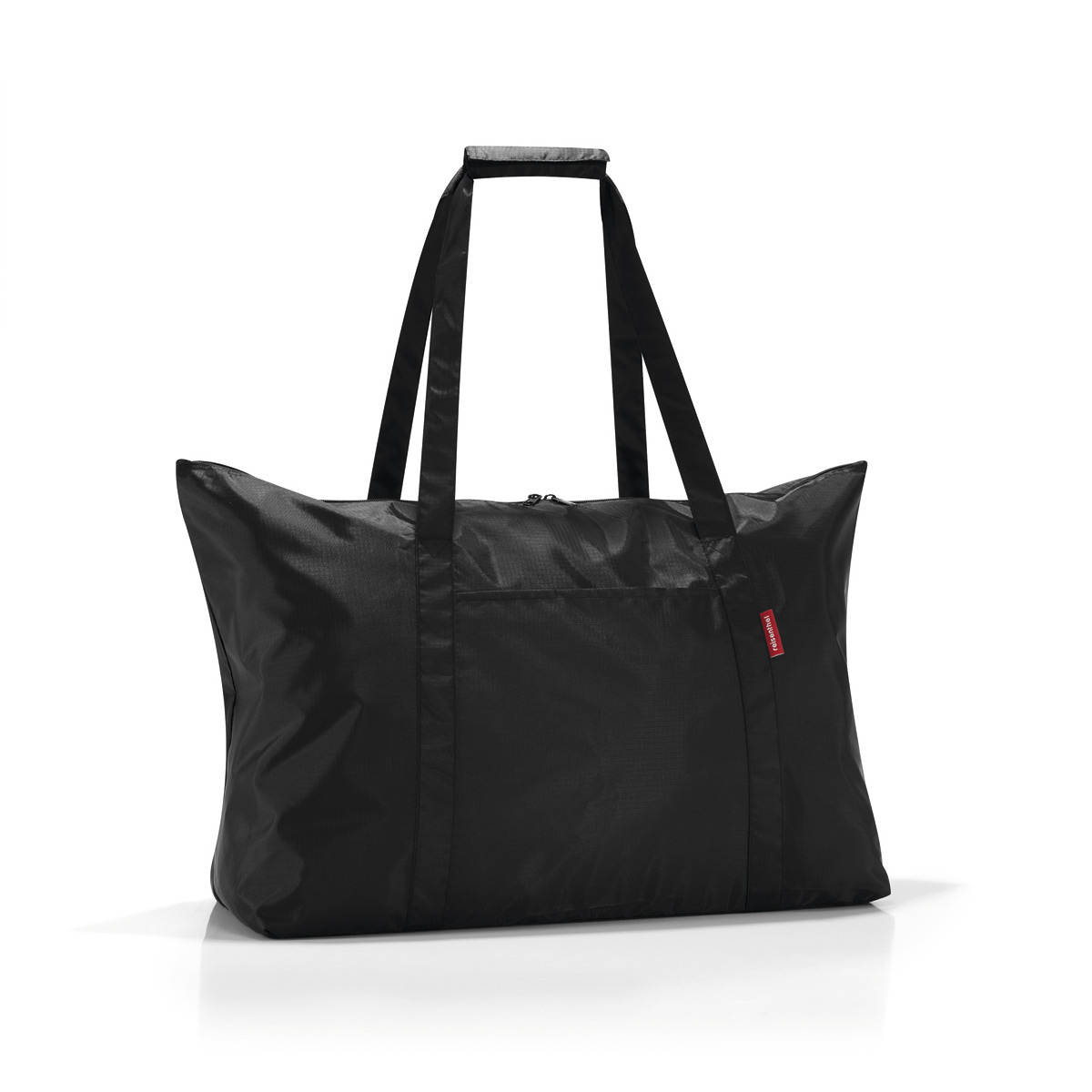Сумка складная женская Reisenthel Mini maxi travelbag black, цвет: черный. AG7003AG7003 Сумка складная женская Reisenthel Mini maxi travelbag black, цвет: черный. AG7003AG7003Идеальный компаньон для путешествий, ведь из поездки мы всегда возвращаемся со множеством сувениров и покупок. Так что еще одна сумка пригодится. Она легко складывается в маленький чехол, которые можно взять с собой в сумке или рюкзаке. Так же можно использовать для похода за продуктами. Внутренний объем сумки - 30 литров. Есть внешний кармашек для мелочей. Для удобства ручки сумки можно соединить между собой.