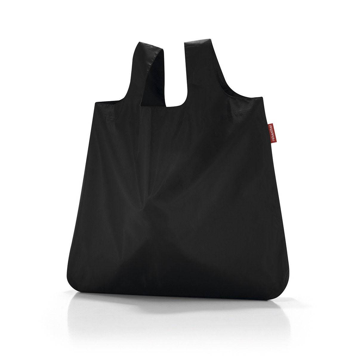 Сумка складная женская Reisenthel Mini maxi black, цвет: черный. AO7003AO7003 Сумка складная женская Reisenthel Mini maxi black, цвет: черный. AO7003AO7003В европейских странах люди давно отказались от одноразовых пластиковых пакетов ради сохранения окружающей среды. Так что абсолютно все ходят за продуктами с авоськами, одна другой симпатичнее. Последуем их примеру, тем более, что такая сумка может складываться в компактный чехольчик, который поместится куда угодно. Она вседа с вами. Объем - 15 литров. Удобные широкие ручки. Размер в сложенном состоянии - 10,5 х 5 х 2 см.