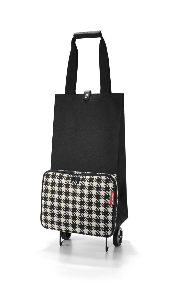 Сумка на колесиках Reisenthel Foldabletrolley fifties black, цвет: черный. HK7028HK7028 Сумка на колесиках Reisenthel Foldabletrolley fifties black, цвет: черный. HK7028HK7028Отличное решение для тех, кто не любит таскать тяжелые сумки и пакеты. С такой сумкой хоть в магазин, хоть на Северный полюс. Главный ее плюс в том, что она складывается до супер-компактного размера, так что ее легко хранить и брать с собой. Размер в сложенном виде: 6,5 х 25 х 32,5 см. Объем - 30 литров. Главное отделение застегивается на кнопку. Ручки удобно соединяются между собой с помощью липучки. Кромки днища специально укреплены и защищены, а само оно устойчиво, так что сумка не падает и не кренится.