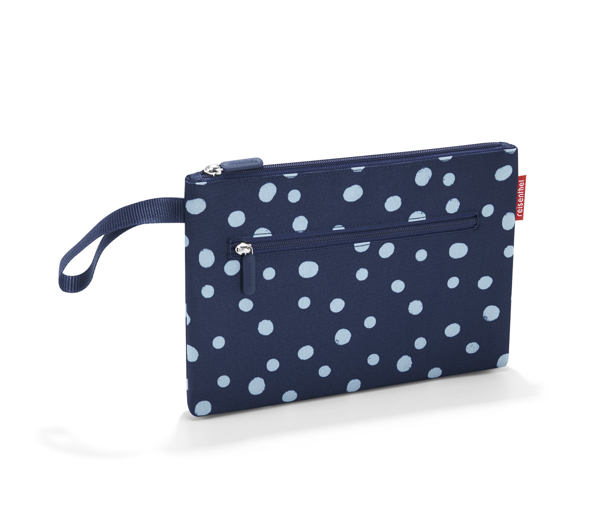 Косметичка женская Reisenthel Case 2 spots navy, цвет: темно-синий. LT4044LT4044 Косметичка женская Reisenthel Case 2 spots navy, цвет: темно-синий. LT4044LT4044Универсальный компактный органайзер для косметики и прочих мелочей. Удобный наручный ремешок. Три отделения, застегивающиеся на молнию: вместительное основное, плоский передний карман и потайной внутренний карман. Внутренняя подкладка обеспечивает большую прочность. Материал – высококачественный полиэстер – обеспечивает износостойкость и водонепроницаемость.