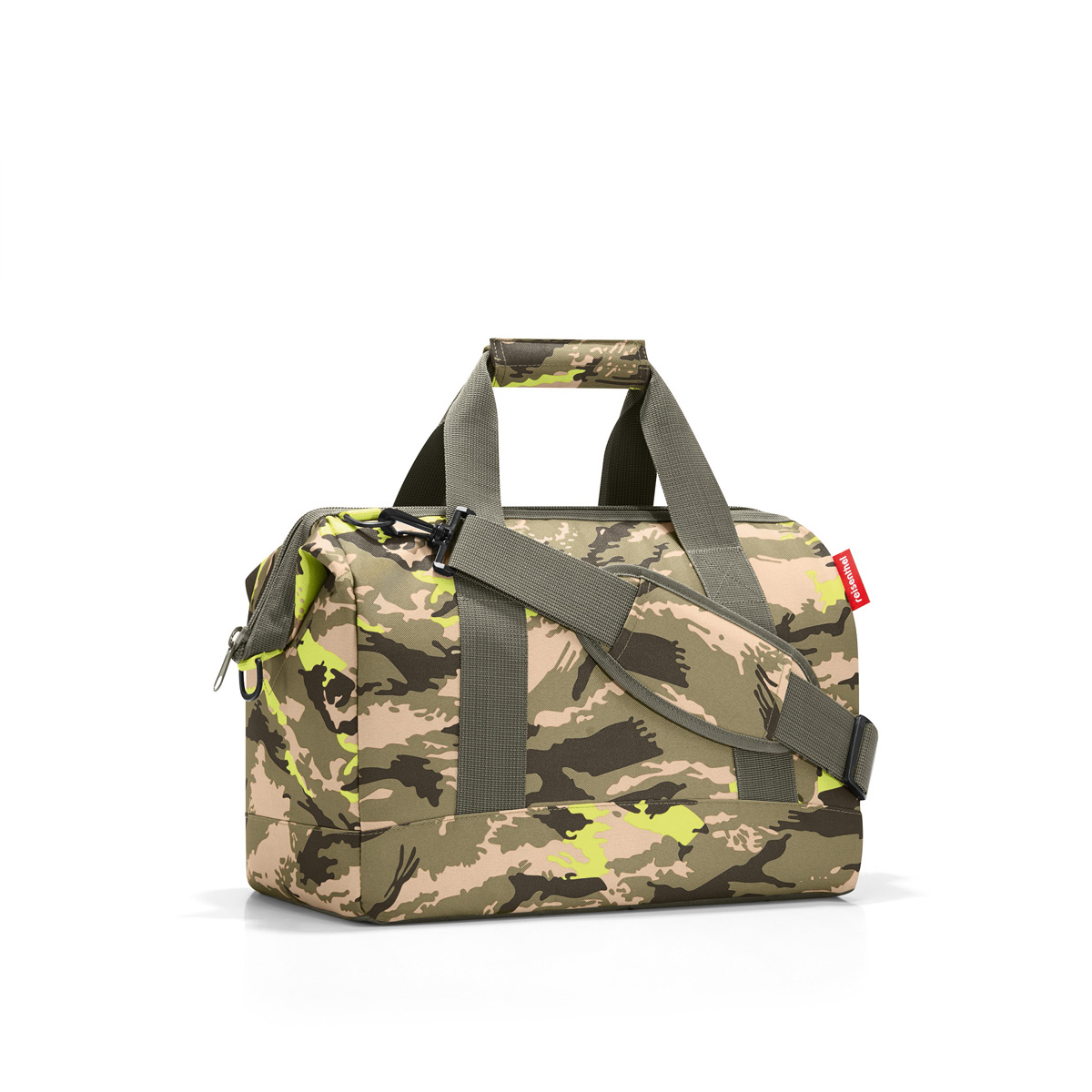 Сумка Reisenthel Allrounder М camouflage, цвет: зеленый, бежевый. MS5034MS5034 Сумка Reisenthel Allrounder М camouflage, цвет: зеленый, бежевый. MS5034MS5034Практичная сумка для спорта и путешествий. Приятные объемные стенки и дно создают силуэт, напоминающий старинные врачебные сумки - встроенные металлические скобы фиксируют сумку в открытом положении. У модели 6 внутренних карманов, две удобные ручки и регулируемый ремень. Объем – 18 литров.