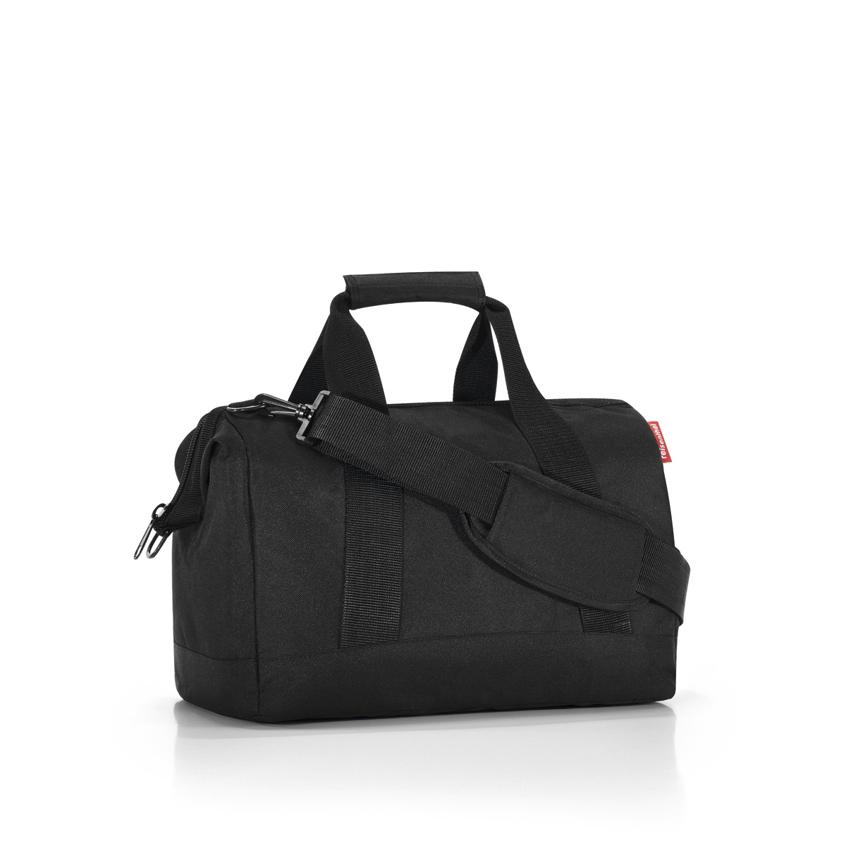 Сумка Reisenthel Allrounder M black, цвет: черный. MS7003MS7003 Сумка Reisenthel Allrounder M black, цвет: черный. MS7003MS7003Сумка хоть куда - и в путешествие, и в спортзал. Вместит все, от носков до пиджака. Приятные объемные стенки и дно создают силуэт, напоминающий старинные врачебные сумки. Застегивается на молнию, плюс внутрь встроены металлические скобы, фиксирующие ее в открытом состоянии. Внутри 6 кармашков для организации вещей. Две удобные ручки и ремень регулируемой длины позволяют носить сумку так, как вам удобно. Объем - 18 литров.