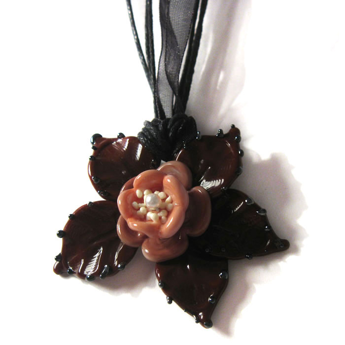 Кулон Карамель в цвету (Lampwork) Ручная авторская работа. PD0139PD0139 Кулон Карамель в цвету (Lampwork) Ручная авторская работа. PD0139PD0139Материал: стекло, металл. Размер кулона 5,5 см х 5,5 см, длина цепочки 20 см. Ручная работа. Автор Ольга Букина. Оригинальный кулон, выполненный в виде синего цветка, изготовлен из муранского стекла. Такой кулон позволит Вам с легкостью воплотить самую смелую фантазию и создать собственный, неповторимый образ. Красивое и необычное украшение блестяще подчеркнет изящество, женственность и красоту своей обладательницы и поможет внести разнообразие в привычный образ.