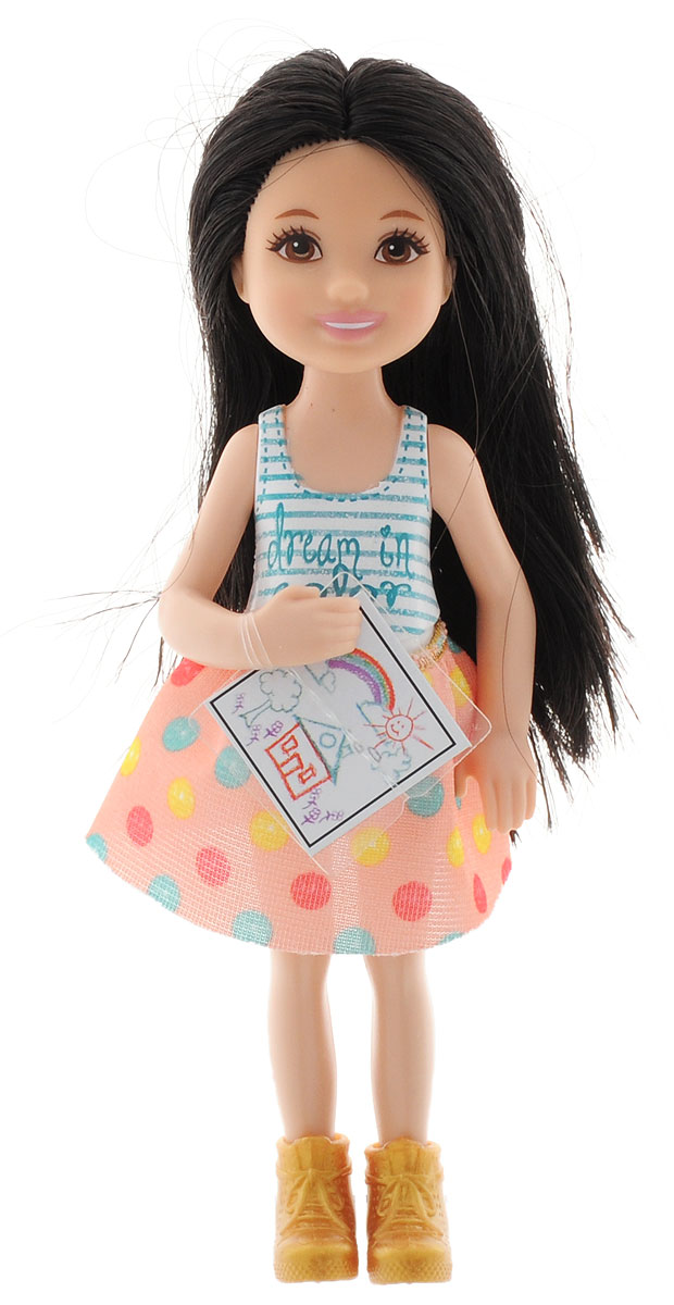 Barbie Мини-кукла Челси цвет одежды белый зеленый персиковыйDGX40_DGX33 Barbie Мини-кукла Челси цвет одежды белый зеленый персиковыйDGX40_DGX33Мини-кукла Barbie Челси порадует вашу малышку и доставит ей много удовольствия от часов, посвященных игре с ней. Куколка с длинными черными волосами одета в полосатую маечку (не снимается) и персиковую юбку в горошек. На ногах куклы одеты стильные золотистые ботинки. В руках Челси держит рисунок. Порадуйте свою малышку таким великолепным подарком!
