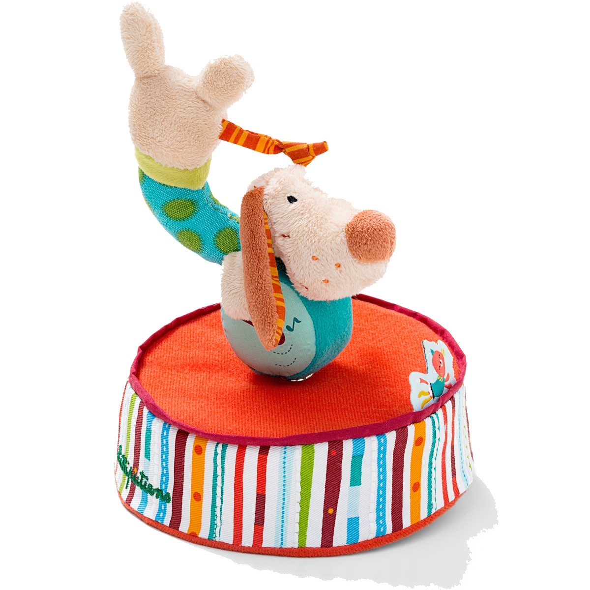 Lilliputiens Игрушка заводная Собачка Джеф86568 Lilliputiens Игрушка заводная Собачка Джеф86568Очаровательная собачка Джеф - это заводная игрушка для самых маленьких. Собачка Джеф готова исполнить прекрасный номер - танец на шаре под красивую мелодию. Для этого просто необходимо повернуть игрушку по часовой стрелке.Такая собачка развлечет ребенка днем и поможет успокоиться перед сном. Игрушка развивает цветовое восприятие ребенка, мелкую моторику рук и внимание.