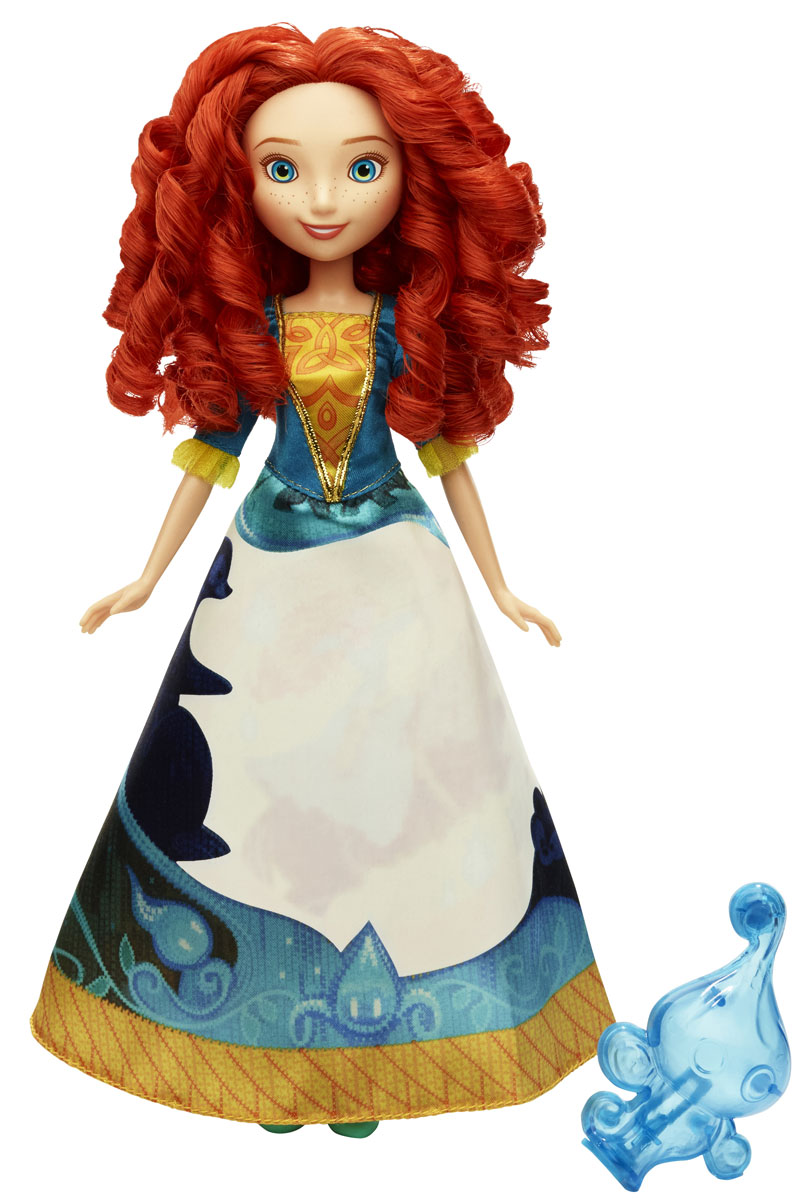 Disney Princess Кукла Мерида в юбке с проявляющимся принтомB5295EU4_B5301 Disney Princess Кукла Мерида в юбке с проявляющимся принтомB5295EU4_B5301Мерида - главная героиня анимационного фильма Disney Храбрая сердцем. Она умна, отважна и упряма. Лицо рыжеволосой красавицы усыпано веснушками, пышные волосы завиты и уложены в элегантные, кудрявые локоны. Мерида одета в изящное платье, отличительной особенностью которого является проявляющийся принт: если намочить юбку (для этого в комплект входит специальный аксессуар в виде причудливого сосуда), на ней можно будет увидеть потрясающий узор - Мерида скачет верхом на стремительном коне и целится из лука. Пара изящных голубых туфелек гармонично дополняют элегантный образ принцессы. Благодаря играм с куклой, ваша малышка сможет развить фантазию и любознательность, овладеть навыками общения и научиться ответственности. Порадуйте свою малышку таким прекрасным подарком!
