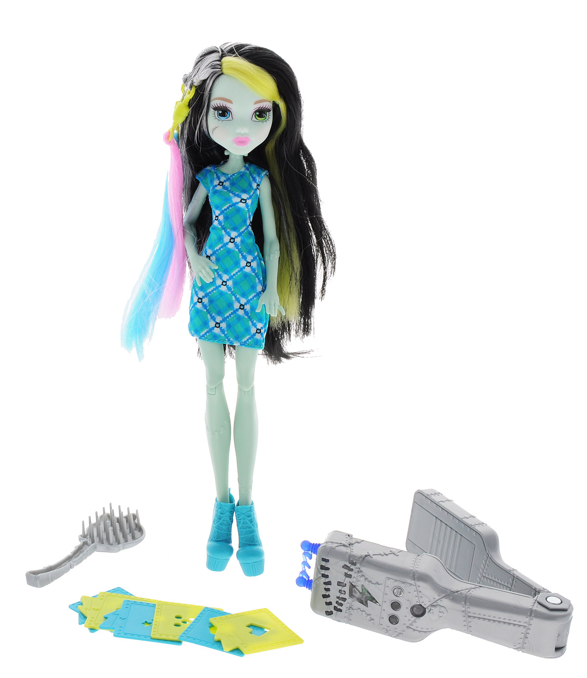 Monster High Игровой набор с куклой Стильная прическа ФрэнкиFDT57 Monster High Игровой набор с куклой Стильная прическа ФрэнкиFDT57Этот удивительный набор подарит множество увлекательных минут вашей девочке. С его помощью она окунется в изумительный мир сериала Школа монстров и поможет красавице Фрэнки Штейн создать множество оригинальных причесок. В набор входит прелестная куколка с восхитительными черно-бело-желтыми длинными волосами, которые можно расчесывать. Куколка одета в короткое платье и голубые ботильоны на высоких каблуках. С помощью специального прибора и трафаретов, которые входят в набор, вы сможете делать Френки Штейн сумасшедшие прически, которые приведут в восторг других учениц Школы монстров. Кукла имеет несколько точек артикуляции, очень подвижна и способна принимать разные позы. Изготовлена игрушка из высококачественного текстиля и пластика и полностью безопасна для детского здоровья. Игра с этим набором позволит моделировать собственные сюжеты и придумывать забавные сценарии. Ваша малышка придет в восторг от роскошных шелковистых волос куклы, и необычного прибора для...
