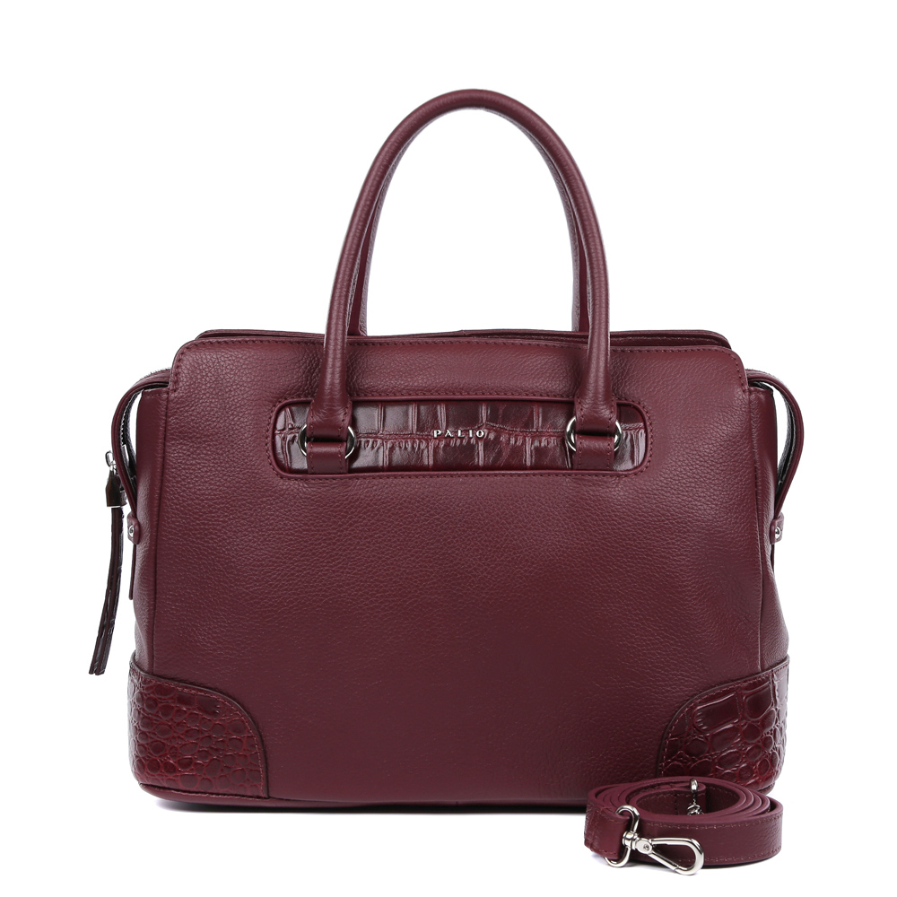 Сумка женская Palio, цвет: бордовый. 14748AR-W1-399/39714748AR-W1-399/397 burgundy Сумка женская Palio, цвет: бордовый. 14748AR-W1-399/39714748AR-W1-399/397 burgundyРоскошная сумка от итальянского бренда Palio выполнена из натуральной плотной кожи, которая держит форму и имеет мягкую фактуру. Утонченный бордовый цвет, изысканная серебряная фурнитура, длинные кожаные поводки – именно такая модель должна быть в гардеробе каждой модницы. В отделке аксессуара дизайнеры использовали изысканное тиснение под рептилию. С такой сумкой вы будете самой элегантной и самой стильной. Сумка имеет одно отделение, которое внутри разделено на два вместительных отсека. Внутри аксессуара вы с легкостью расположите свой сотовый телефон и другие женские мелочи за счет удобных отделений. Изделие не вмещает формат A4. В комплекте аксессуар имеет тонкий кожаный ремешок, благодаря чему сумку можно носить на плече.
