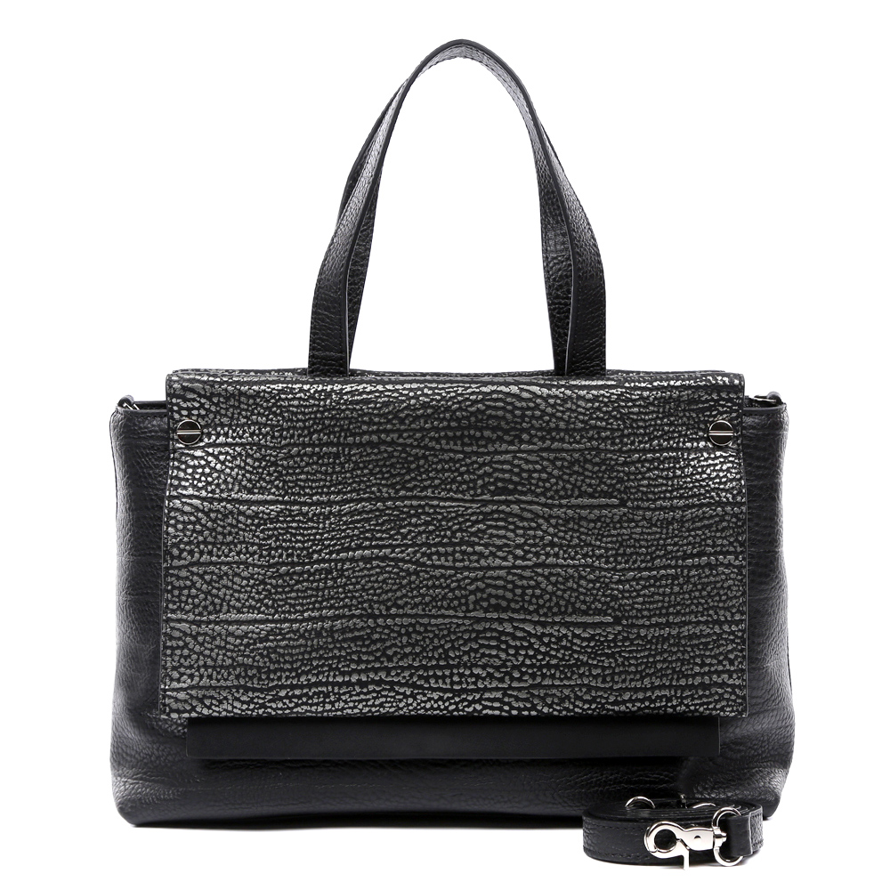 Сумка женская Leo Ventoni, цвет: черный, серебристый. 2300444123004441-nero/silver Сумка женская Leo Ventoni, цвет: черный, серебристый. 2300444123004441-nero/silverРоскошная и изысканная сумка от итальянского бренда Leo Ventoni выполнена из натуральной кожи, которая держит форму и имеет невероятно мягкую фактуру. Классический черный в сочетании с яркой серебряной отделкой придадут вашему образу нотки изысканности, а также подчеркнут ваш неповторимый стиль. Сумка имеет одно вместительное отделение, которое закрывается на прочную застежку. Внутри сумки вы с легкостью сможете расположить свой сотовый телефон и другие женские мелочи с помощью удобных и вместительных карманов. Модель очень компактна и не вмещает формат A4. В комплекте имеется наплечный ремень, с помощью которого аксессуар можно носить на плече.