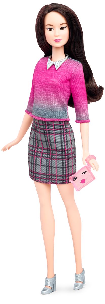 Barbie Кукла с набором одежды Chic With & FashionsDTD96_DTD99 Barbie Кукла с набором одежды Chic With & FashionsDTD96_DTD99Кукла Barbie с набором одежды - это бескрайние возможности для придумывания захватывающих историй! Всего несколько украшений позволяют создать множество образов! Куколка с длинными темными волосами очень любит наряжаться. На Барби платье в розово-серых цветах, на ногах - серые туфли на каблуках. Не нравится? Переоденьте ее! В наборе имеется дополнительная одежда: элегантное платье с черным верхом и прямой юбкой розового цвета и платье розово-синего цвета с накидкой поверх. Барби может взять либо розовую, либо синюю сумочку. В комплекте имеются также розовые босоножки на высоком каблуке и серое ожерелье. Теперь в кукольной одежде, обуви и аксессуарах еще больше разнообразия, подстегивающего воображение - детям понравится играть с модой! Одежду, созданную для кукол с фигурой одного типа, можно сочетать между собой. Некоторые вещи универсальны и подойдут всем куклам. Обувь без каблука подойдет куклам с плоскими стопами и тем, у которых ноги гнутся в голеностопе. Ваша...