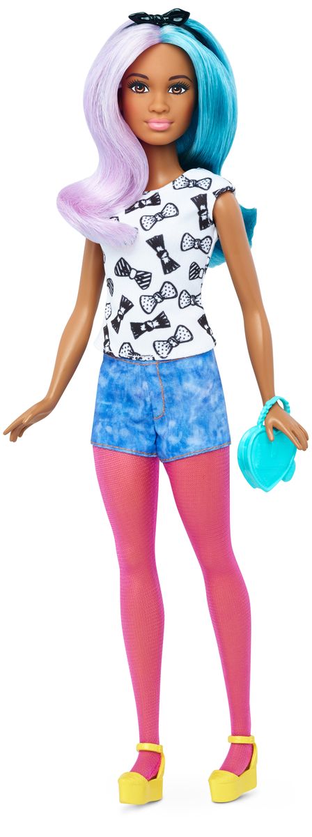 Barbie Кукла с набором одежды Blue Violet & FashionsDTD96_DTF05 Barbie Кукла с набором одежды Blue Violet & FashionsDTD96_DTF05Кукла Barbie с набором одежды - это бескрайние возможности для придумывания захватывающих историй! Всего несколько украшений позволяют создать множество образов! Куколка с длинными сине-фиолетовыми волосами очень любит наряжаться. На Барби одета белая майка с черными бантиками, голубое шорты, розовые лосины и желтые туфли. Не нравится? Переоденьте ее! В наборе имеется дополнительная одежда: летнее желтое платье, синие брючки и розовая футболка. Барби может взять розовую сумочку на длинном ремешке или небольшой голубой клатч. В комплекте имеются также белые ботиночки и черный ободок с бантиком. Теперь в кукольной одежде, обуви и аксессуарах еще больше разнообразия, подстегивающего воображение - детям понравится играть с модой! Одежду, созданную для кукол с фигурой одного типа, можно сочетать между собой. Некоторые вещи универсальны и подойдут всем куклам. Обувь без каблука подойдет куклам с плоскими стопами и тем, у которых ноги гнутся в голеностопе. Ваша малышка...