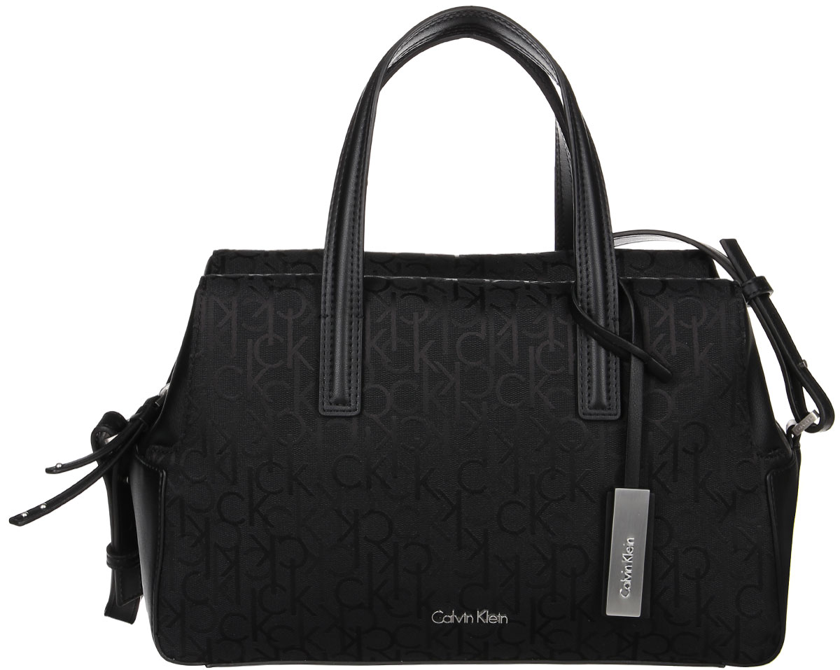 Сумка женская Calvin Klein Jeans, цвет: черный. K60K602225_0010K60K602225_0010 Сумка женская Calvin Klein Jeans, цвет: черный. K60K602225_0010K60K602225_0010Стильная сумка Calvin Klein не оставит вас равнодушной благодаря своему дизайну и практичности. Она изготовлена из качественного хлопка с элементами из искусственной кожи и оформлена фирменным принтом. Лицевая часть оформлена металлической пластинкой с названием бренда. Сумка оснащена удобными ручками и плечевым ремнем, с помощью которых сумку моно носить как в руках, так и на плече. Изделие закрывается на удобную молнию. Внутри расположено главное отделение, которое содержит два открытых накладных кармана для телефона и мелочей и один вшитый карман на молнии. Такая модная сумка подчеркнет ваш неповторимый образ и займет достойное место в вашем гардеробе.