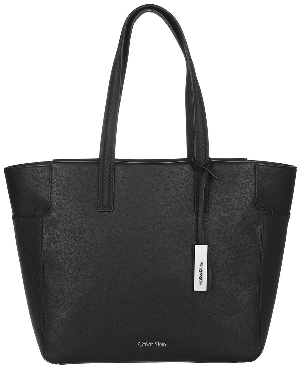 Сумка женская Calvin Klein Jeans, цвет: черный. K60K602240_0010K60K602240_0010 Сумка женская Calvin Klein Jeans, цвет: черный. K60K602240_0010K60K602240_0010Стильная сумка Calvin Klein не оставит вас равнодушной благодаря своему дизайну и практичности. Она изготовлена из качественного полиуретана и оформлена тиснением под рептилию. Лицевая сторона оформлена металлической пластинкой с названием бренда. Сумка оснащена удобными ручками, которые дополнены ремешком с фирменной металлической пластинкой. Изделие закрывается на удобную молнию. Внутри расположено одно вместительное отделение, которое содержит три открытых накладных кармана для телефона и мелочей и один вшитый карман на молнии. Такая модная сумка подчеркнет ваш неповторимый образ и займет достойное место в вашем гардеробе.