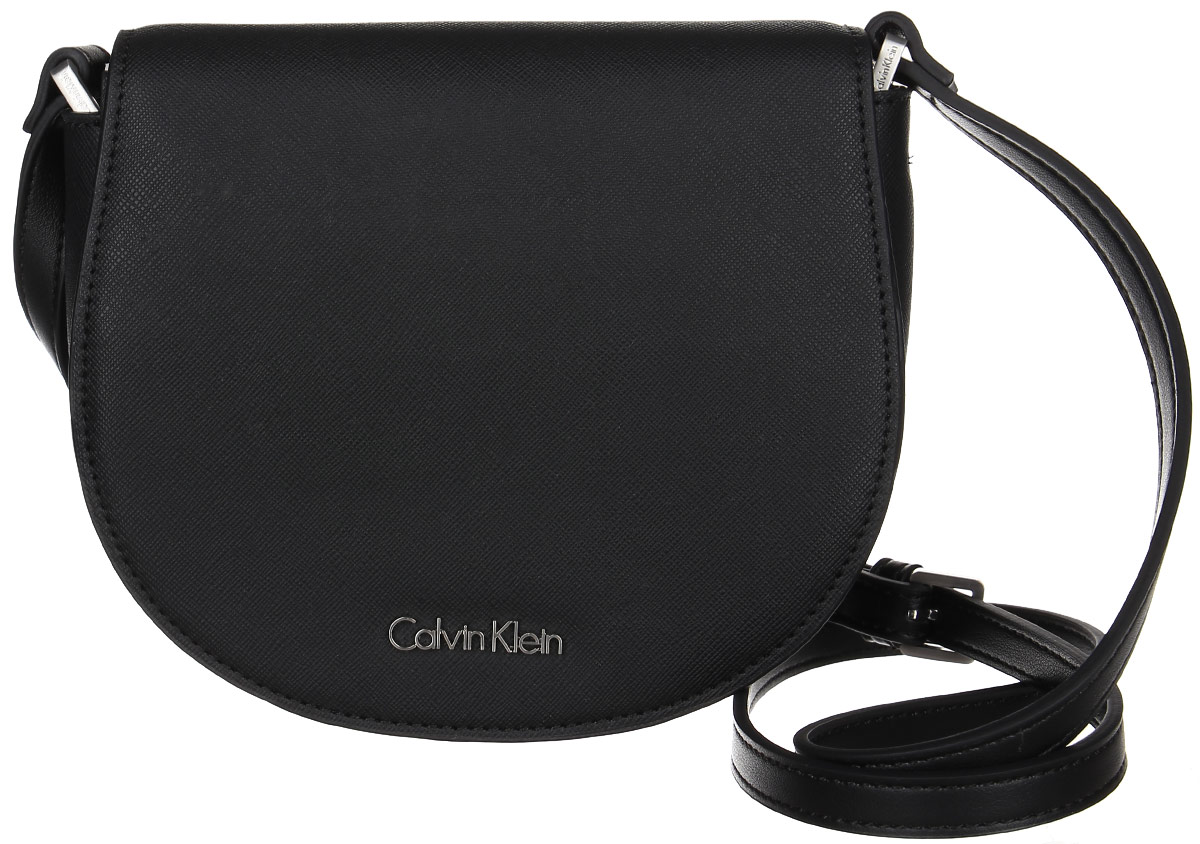 Сумка женская Calvin Klein Jeans, цвет: черный. K60K602148_0010K60K602148_0010 Сумка женская Calvin Klein Jeans, цвет: черный. K60K602148_0010K60K602148_0010Миниатюрная сумка Calvin Klein не оставит вас равнодушной благодаря своему дизайну. Она изготовлена из ПВХ и оформлена металлической пластинкой с названием бренда. Сумка оснащена удобным плечевым ремнем, длина которого регулируется с помощью пряжки. Изделие закрывается клапаном на магниты. Внутри расположено отделение, которое содержит один открытый накладной карман. Такая стильная сумка подчеркнет ваш неповторимый образ и займет достойное место в вашем гардеробе.