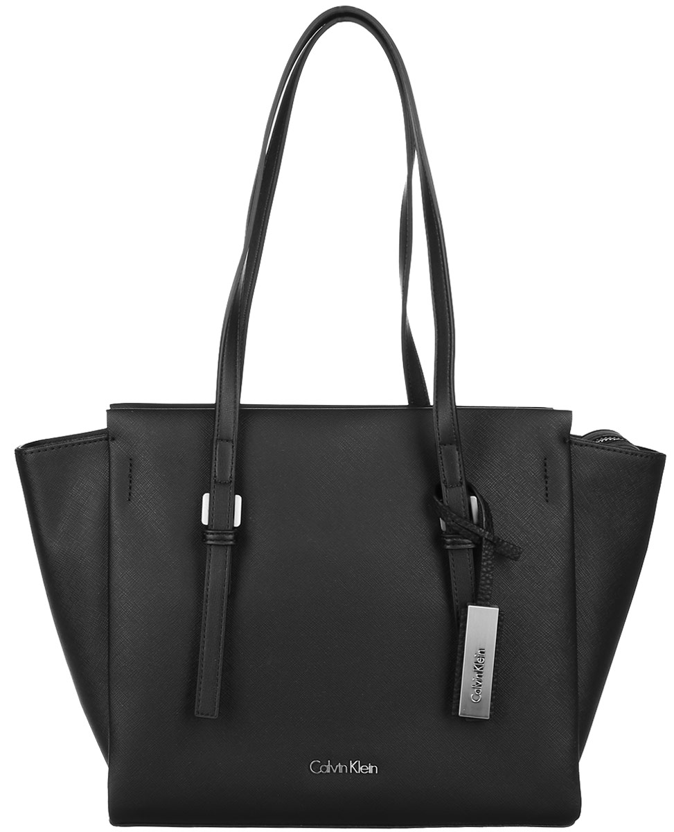 Сумка женская Calvin Klein Jeans, цвет: черный. K60K602131_0010K60K602131_0010 Сумка женская Calvin Klein Jeans, цвет: черный. K60K602131_0010K60K602131_0010Стильная сумка Calvin Klein не оставит вас равнодушной благодаря своему дизайну и практичности. Она изготовлена из качественной искусственной кожи и оформлена металлической пластинкой с названием бренда. Сумка оснащена удобными ручками, которые дополнены ремешком с фирменной металлической пластинкой. Изделие закрывается на удобную молнию. Внутри расположено одно отделение, которое содержит три открытых накладных кармана для телефона и мелочей и один вшитый карман на молнии. Такая модная и элегантная сумка подчеркнет ваш неповторимый образ и займет достойное место в вашем гардеробе.