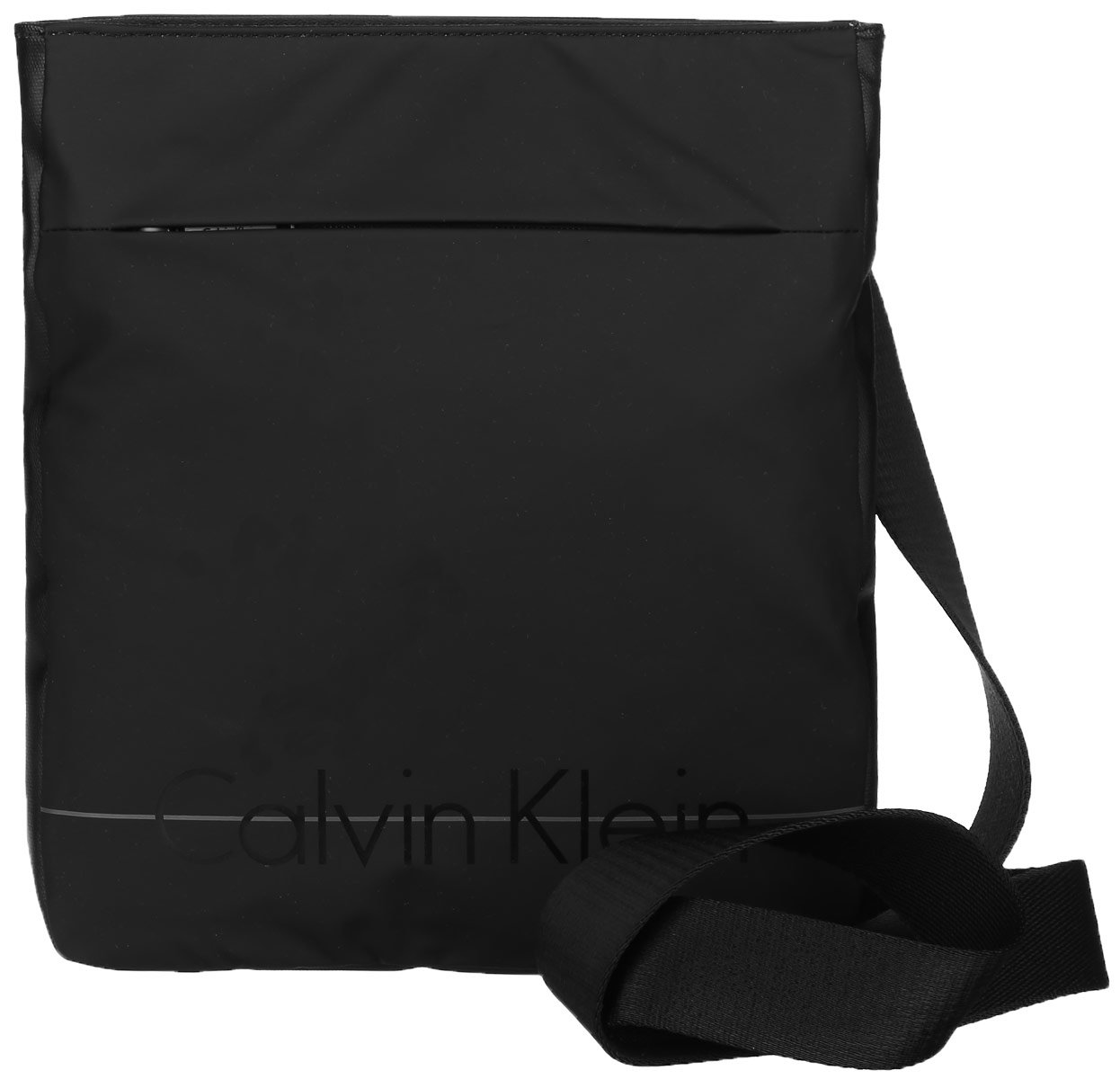 Сумка мужская Calvin Klein Jeans, цвет: черный. K50K502044_0010K50K502044_0010 Сумка мужская Calvin Klein Jeans, цвет: черный. K50K502044_0010K50K502044_0010Стильная сумка Calvin Klein не оставит вас равнодушным благодаря своему дизайну. Она изготовлена из качественного полиуретана и оформлена надписью с названием бренда. На лицевой стороне расположен вшитый карман на молнии. Тыльная сторона дополнена текстильной противоударной вставкой. Сумка оснащена удобным плечевым ремнем, длину которого можно регулировать с помощью пряжки. Изделие закрывается на удобную молнию. Внутри расположено главное отделение, которое содержит один открытый накладной карман. Такая сумка станет незаменимой вещью в вашем гардеробе.