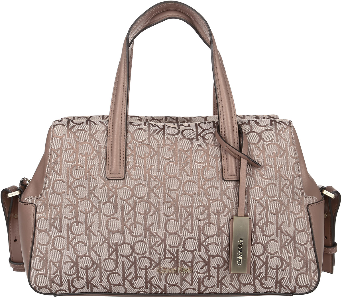 Сумка женская Calvin Klein Jeans, цвет: кофейный. K60K602225_2270K60K602225_2270 Сумка женская Calvin Klein Jeans, цвет: кофейный. K60K602225_2270K60K602225_2270Стильная сумка Calvin Klein не оставит вас равнодушным благодаря своему дизайну и практичности. Она изготовлена из хлопка с элементами из полиуретана и оформлена фирменным принтом. Лицевая сторона оформлена металлической пластинкой с названием бренда. Сумка оснащена удобными ручками и плечевым ремнем, длина которого регулируется с помощью пряжки. Ручки оформлены декоративным ремешком с фирменной металлической пластинкой. Изделие закрывается на удобную молнию. Внутри расположено вместительное отделение, которое содержит содержит два накладных открытых кармана для телефона и мелочей и один вшитый карман на молнии. Такая модная сумка подчеркнет ваш неповторимый образ и займет достойное место в вашем гардеробе.