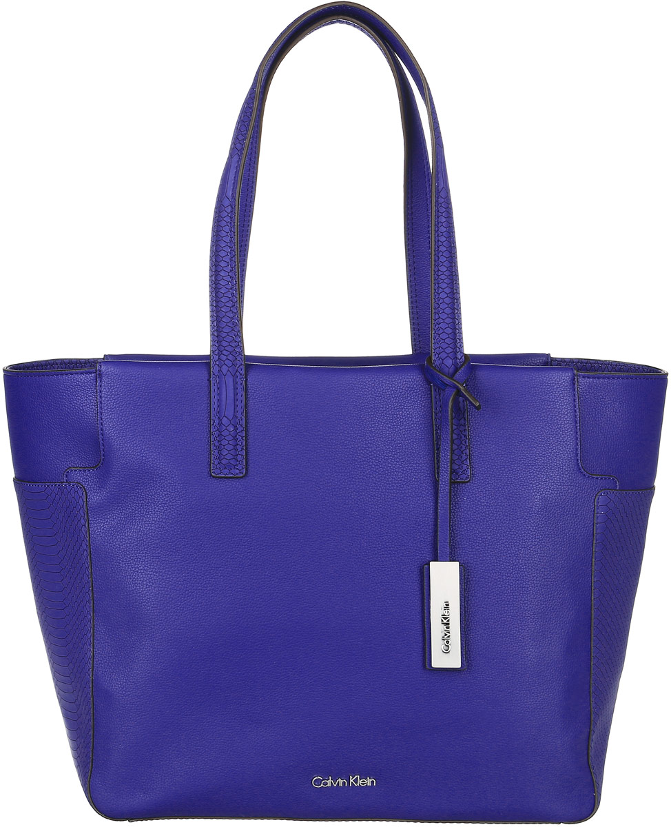 Сумка женская Calvin Klein Jeans, цвет: синий. K60K602240_4330K60K602240_4330 Сумка женская Calvin Klein Jeans, цвет: синий. K60K602240_4330K60K602240_4330Стильная сумка Calvin Klein не оставит вас равнодушной благодаря своему дизайну и практичности. Она изготовлена из качественного полиуретана и оформлена тиснением под рептилию. Лицевая сторона оформлена металлической пластинкой с названием бренда. Сумка оснащена удобными ручками, которые дополнены ремешком с фирменной металлической пластинкой. Изделие закрывается на удобную молнию. Внутри расположено одно вместительное отделение, которое содержит три открытых накладных кармана для телефона и мелочей и один вшитый карман на молнии. Такая модная сумка подчеркнет ваш неповторимый образ и займет достойное место в вашем гардеробе.