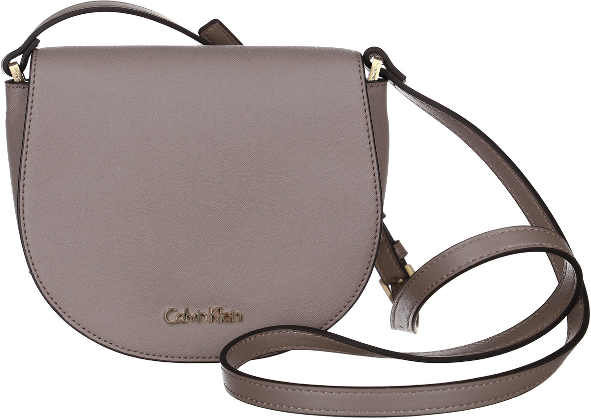 Сумка женская Calvin Klein Jeans, цвет: капучино. K60K602148_0940K60K602148_0940 Сумка женская Calvin Klein Jeans, цвет: капучино. K60K602148_0940K60K602148_0940Миниатюрная сумка Calvin Klein не оставит вас равнодушной благодаря своему дизайну. Она изготовлена из ПВХ и оформлена металлической пластинкой с названием бренда. Сумка оснащена удобным плечевым ремнем, длина которого регулируется с помощью пряжки. Изделие закрывается клапаном на магниты. Внутри расположено отделение, которое содержит один открытый накладной карман. Такая стильная сумка подчеркнет ваш неповторимый образ и займет достойное место в вашем гардеробе.
