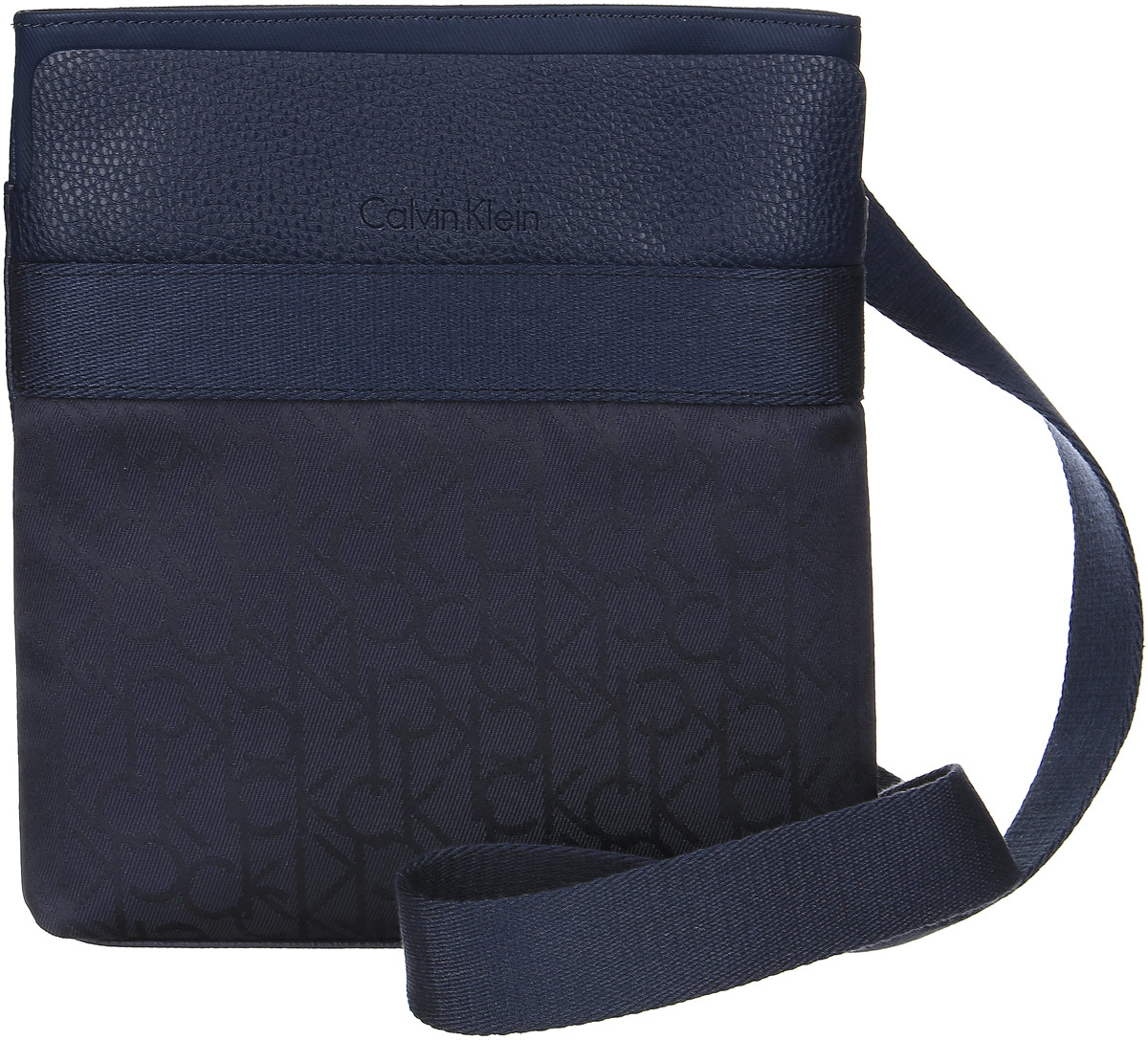 Сумка мужская Calvin Klein Jeans, цвет: темно-синий. K50K502124_0000K50K502124_0000 Сумка мужская Calvin Klein Jeans, цвет: темно-синий. K50K502124_0000K50K502124_0000Стильная сумка Calvin Klein не оставит вас равнодушным благодаря своему дизайну и практичности. Она изготовлена из качественной искусственной кожи зернистой текстуры с элементами из полиэстера и оформлена фирменной тисненой надписью и принтом. На лицевой части расположен накладной карман, который закрывается на магнит. Изделие закрывается на удобную молнию. Внутри расположено главное отделение, которое содержит два открытых накладных кармана для телефона и мелочей и один вшитый карман на молнии. Такая удобная и модная сумка станет незаменимой вещью в вашем гардеробе.