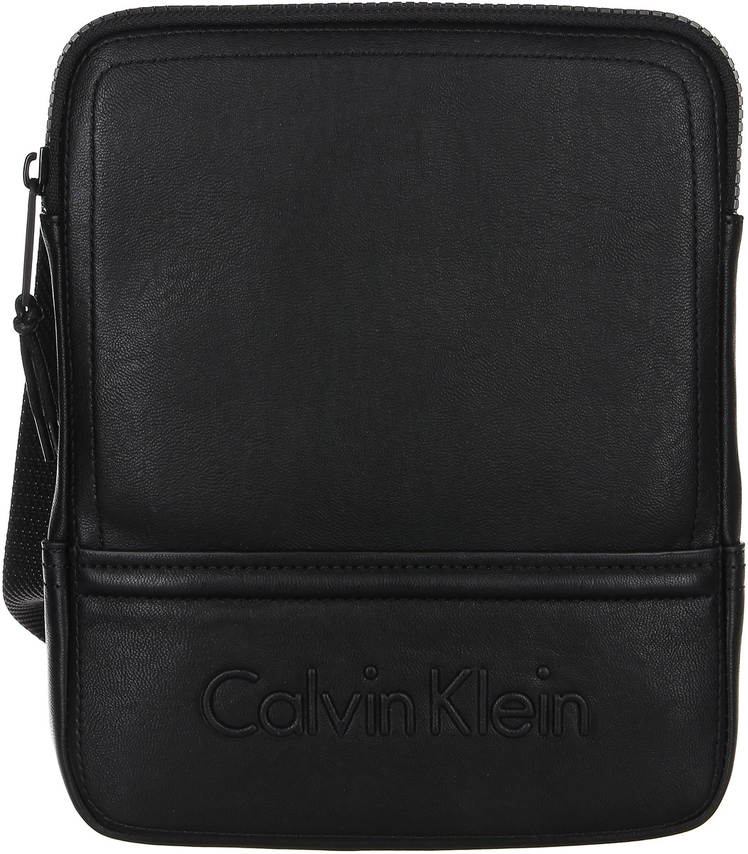 Сумка мужская Calvin Klein Jeans, цвет: черный. K50K502153_0010K50K502153_0010 Сумка мужская Calvin Klein Jeans, цвет: черный. K50K502153_0010K50K502153_0010Стильная мужская сумка Calvin Klein не оставит вас равнодушным благодаря своему дизайну. Она изготовлена из качественной искусственной кожи и оформлена тиснением с названием бренда. Сумка оснащена удобным широким плечевым ремнем, длину которого можно регулировать с помощью пряжки. Изделие закрывается на удобную молнию. На тыльной стороне расположен накладной открытый карман для мелочей. Внутри расположено главное отделение, которое содержит удобный накладной карман. Такая модная и практичная сумка станет незаменимым аксессуаром в вашем гардеробе.