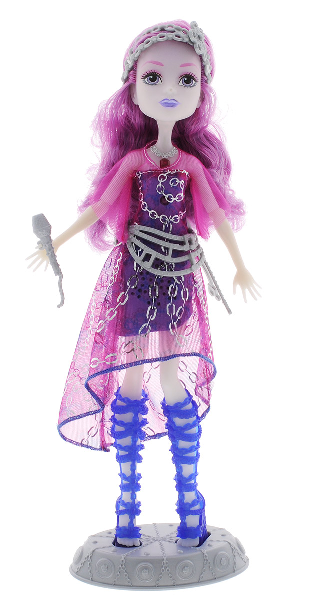 Monster High Кукла озвученная Эри ХонтингтонDYP01 Monster High Кукла озвученная Эри ХонтингтонDYP01Эта кукла Ari Hauntington из полнометражного мультфильма «Добро пожаловать в Школу Монстров» совсем как неживая! В фильме в самом разгаре идет празднование начала учебного года, как вдруг перед учениками появляется новая героиня Ari Hauntington, дочь Привидения! Разыграйте ее выступление точь-в-точь как в мультфильме! Внутри у куклы спрятан сенсор, который чувствует ваше приближение. Одета она в лиловое платье, а на поясе, голове и сандалиях — серебристая цепочка. В комплект входит подставка для куклы и микрофон, который она удерживает в руке. Воссоздайте любимые сценки и спойте зловещую песню вместе с новой героиней Monster High. В наборе: кукла Ari Hauntington в модном наряде с аксессуарами и светомузыкальный прибор, контролируемый вручную. Кукле требуется подставка. Цвета и украшения могут отличаться.