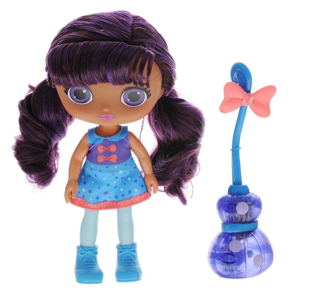 Little Charmers Мини-кукла Lavender с метлой71714_новинка Little Charmers Мини-кукла Lavender с метлой71714_новинкаLavender - героиня мультсериала Маленькие волшебницы. Она очень умная, со спокойным характером. Лавендер изучает всевозможные зелья и заклинания. Свободное время она посвящает учебе или встречается с друзьями. Лавендер готова ради новых знаний сделать вещи, которые ей не очень-то нравятся - например, поцеловать лягушку. У куклы темно-фиолетовые волосы, собранные в два хвостика. Платье куклы - фиолетово-голубое, на ножках - голубые ботиночки. В комплект входит метла, оснащенная звуковыми и световыми эффектами. Конец метлы выполнен в виде причудливого фрукта, а рукоять изогнута и украшена бантиком. Посадите куклу на метлу и наклоните, имитируя полет - конец метлы засветится и раздастся звук полета. Рекомендуется докупить 3 батарейки напряжением 1,5V типа АG13/LR44 (товар комплектуется демонстрационными).