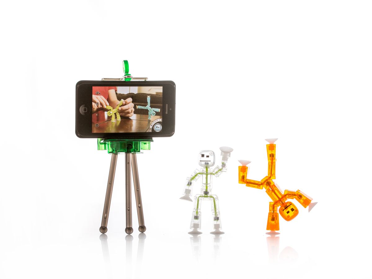 Stikbot Набор фигурок СтикботыTST615 Stikbot Набор фигурок СтикботыTST615Студия анимации Stikbot – это возможность создавать собственные мультфильмы просто и с удовольствием.Уникальные фигурки стикботы помогут вам создавать забавные видеоролики, используя специальное приложение для мобильных устройств, которое вы можете скачать бесплатно на App Store и Google Play. Фигурки выполнены из полупрозрачного пластика. Уникальная конструкция человечков позволяют придавать им различные позы и фиксировать их в разных положениях. На руках и ногах фигурок находятся присоски - с их помощью вы можете крепить человечков к любым плоским поверхностям. В набор входит подставка для мобильного телефона и два подвижных человечка-стикбота оранжевого и белого цвета.