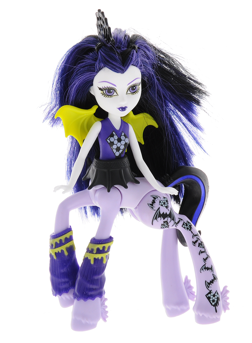 Monster High Мини-кукла Olympia WingfieldDGD12_DJF27 Monster High Мини-кукла Olympia WingfieldDGD12_DJF27В Школе монстров творится что-то чудовищное: всюду тайные ходы и порталы, в каждом шкафу скелеты и прочие сюрпризы! Вот и в глубине школьных подземелий притаились новые четвероногие приятели. Встречайте кентавров из Школы монстров! Olympia Wingfield (Олимпия Вингфилд) - гибрид Ночного Кошмара и Вампировой летучей мыши. Фиолетово-черные волосы разделены высоким черным гребнем. На спине у куколки желтые крылышки, а на талии - черная пластиковая юбочка. Ноги, руки и голова у куклы подвижные, что позволит придавать кентавру разные позы. Мини-кукла Monster High Olympia Wingfield в точности повторяется свою героиню. Порадуйте свою малышку таким замечательным подарком!